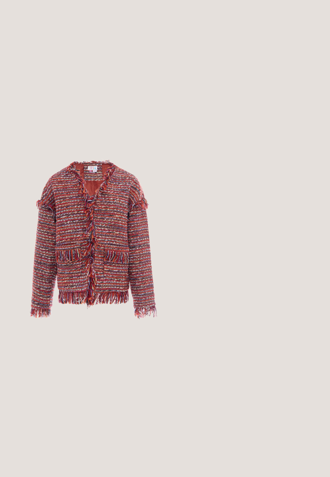 Veste tissée rouge texturée et multicolore avec des détails en franges sur le col, les poches, les manches et l'ourlet, présentée sur fond blanc.; Haut sans manches en maille orange avec un motif ajouré et un col rond, présentant un design texturé le long de l'ourlet inférieur.; Jupe midi orange en tricot avec un design en maille. Dotée d'une taille ajustée et d'une finition légère et texturée.; Chaussure noire avec broderie florale en rouge, blanc et jaune. Matériaux texturés et talon moyen pour plus de hauteur et de soutien.; Sac à main avec une bandoulière en cuir marron et des patchs de fleurs en cuir multicolores couvrant le corps principal dans différentes nuances d'automne.; Collier de perles turquoise avec des petits pendentifs en pierres multicolores regroupés à l’avant et une fermeture à fermoir métal.