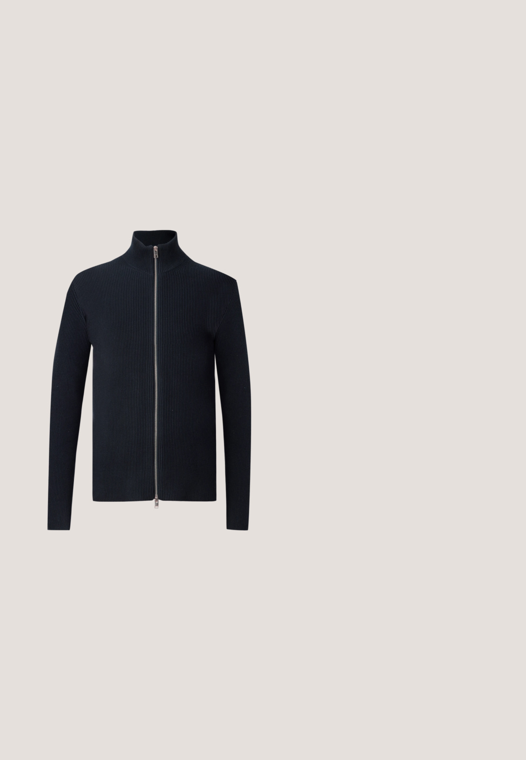Sort ribbet lynlås sweater med høj krave og lange ærmer, udstyret med en sølv lynlås og en tætsiddende silhuet.; Mørkeblå tekstureret jakke med lynlås foran, to klaplommer på brystet, lange ærmer og en klassisk krave på hvid baggrund.; Blå denimjeans med en slank, lige pasform, fem-lomme-stil, knaplukning og falmede detaljer på lår og knæ.; Brun ruskindslærredsko med snørebånd og flad gummisål, set fra siden på en ensfarvet lys baggrund.; Hvid perlehalskæde med sølvfarvede rhinsten-afstandsstykker og en sølvfarvet kædelås, vist mod en ensartet lys baggrund.; Sort læderbælte med sølvfarvet rektangulært spænde, snoet på en ensfarvet hvid baggrund.
