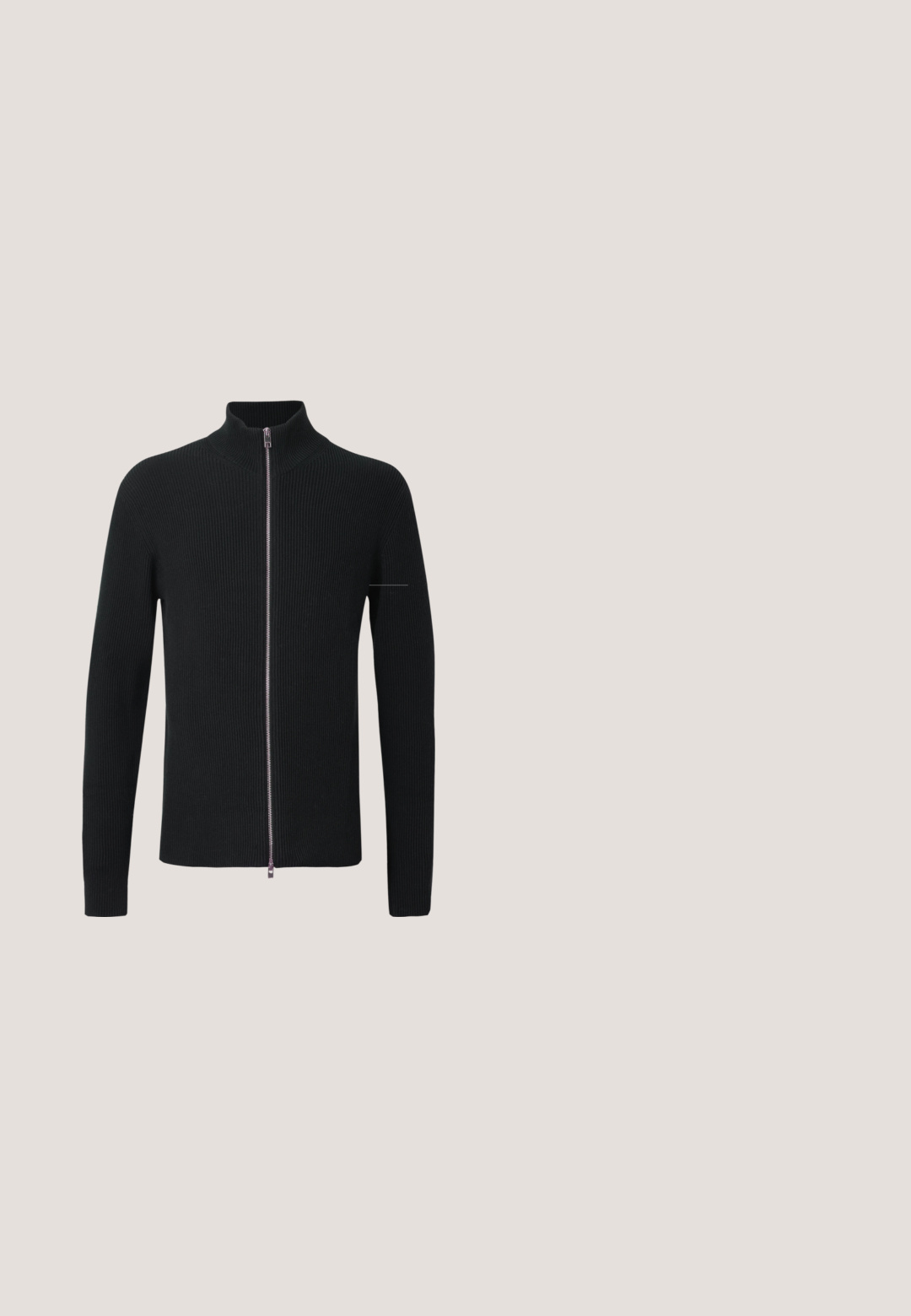 Jersey negro de canalé con cuello alto y cremallera completa, que presenta mangas largas y una silueta elegante.; Camiseta negra de manga corta de canalé con cuello redondo, que presenta una superficie texturizada y un ajuste relajado.; Bermudas negras con cinturilla elástica, dos bolsillos laterales y dos bolsillos de carga a los lados. Hechas de una tela suave y ligera.; Zapatos de cuero negro con cordones, punta redondeada, superficie texturizada y suela de goma gruesa con profundos surcos para mejor agarre.; Bolso de hombro rectangular azul marino con correa negra ajustable y pequeño parche con logo negro en la esquina inferior derecha.; Collar de perlas blancas con espaciadores de strass plateados y cierre de cadena plateada, presentado sobre un fondo claro y liso.