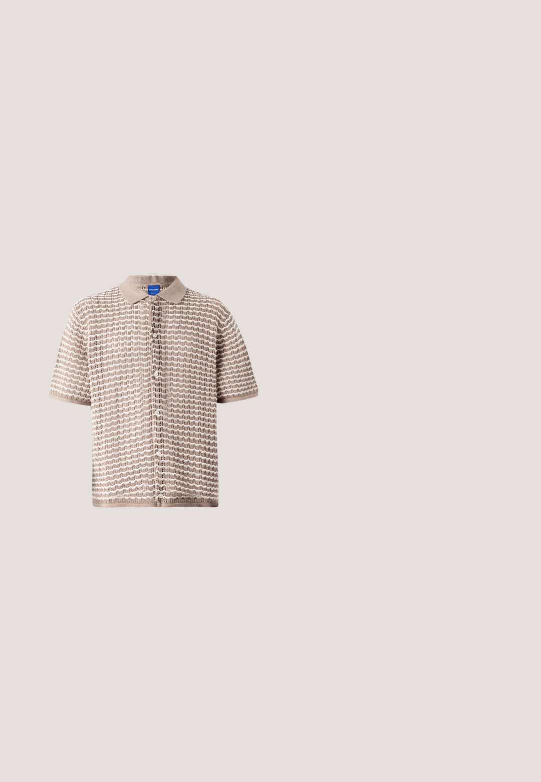 Korte mouwen overhemd met knopen in beige met een gestructureerd golfpatroon, voorzien van een kraag en kleine knopen aan de voorkant.; Donkergroene, langärmlige shirt gemaakt van glad stof, met een puntige kraag, knopen aan de voorkant en twee borstzakken.; Olivengroene shorts gemaakt van textuurstof, met een knoopsluiting en een platte voorkant, en zijzakken voor functionaliteit.; Beige suède sneakers met witte rubberen zolen, ronde neus en zes veterogen. Gladde textuur met minimalistisch ontwerp.; Crèmekleurige canvas boodschappentas met voorvak, twee handvatten, verstelbare schouderriem en kleine gele "O.N.S" tekst rechtsonder op het vak.; Witte parelketting met zilveren strass tussenstukjes en een zilveren ketting sluiting, weergegeven tegen een eenvoudige lichte achtergrond.