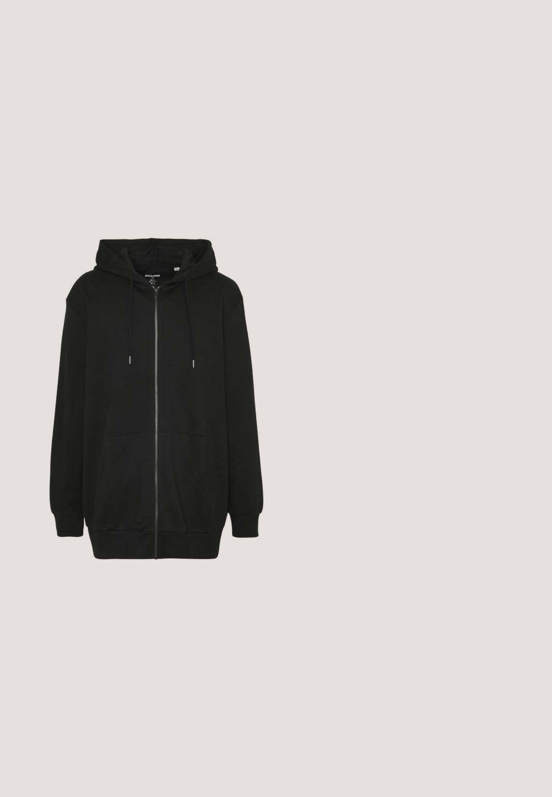 Sweat à capuche noir zippé avec poches avant, capuche à cordon de serrage et poignets et ourlet côtelés sur un fond clair uni.; Gilet sans manches noir en tissu lisse, doté d'une fermeture éclair à l'avant, d'un col montant et de deux poches latérales. Design sobre sans motifs.; T-shirt blanc manches courtes à col rond avec un grand texte noir "JACK & JONES" centré sur la poitrine.; Pantalons de survêtement noirs en coton doux avec une taille élastique et un cordon de serrage. Comprend des poignets élastiques et des poches latérales pour plus de praticité.; Baskets blanches avec des accents noirs et gris, présentant un embout texturé gris, une semelle en caoutchouc noir et des lacets plats blancs. Design épuré, style minimaliste.; Sac bandoulière en cuir noir avec deux compartiments zippés, une poche avant avec rabat et une sangle en tissu réglable sur fond blanc.