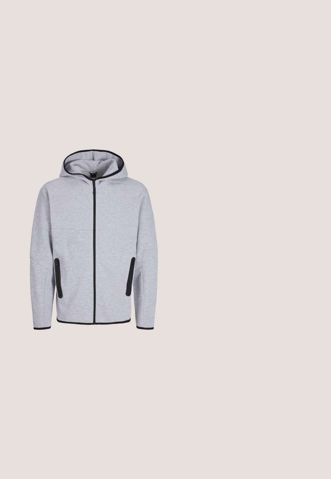 Hellgrauer Reißverschluss-Hoodie mit schwarzem Besatz an der Kapuze und dem Reißverschluss. Verfügt über zwei seitliche Reißverschlusstaschen und einen glatten, strukturierten Stoff.; Schwarze, weiche Weste mit grauer Kapuze, durchgehendem Reißverschluss und Kordelzügen. Verfügt über eine glatte Oberfläche und Seitentaschen und eignet sich gut zum Schichten.; Weißes Kurzarm-T-Shirt mit Rundhalsausschnitt und einem kleinen grauen geometrischen Logo auf der linken Brust. Hergestellt aus weichem Baumwollmaterial.; Schwarze Sweatpants aus weichem Stoff, mit einem elastischen Bund und Kordelzug sowie elastischen Bündchen an den Knöcheln.; Weiße Leder-Sneaker mit einem grauen Swoosh-Logo, perforierter Zehenpartie und gummierter, strukturierter Außensohle. Kurze Knöchelhöhe.; Kompakte schwarze rechteckige Umhängetasche mit vorderer Reißverschlusstasche und verstellbarem breitem Schulterriemen.