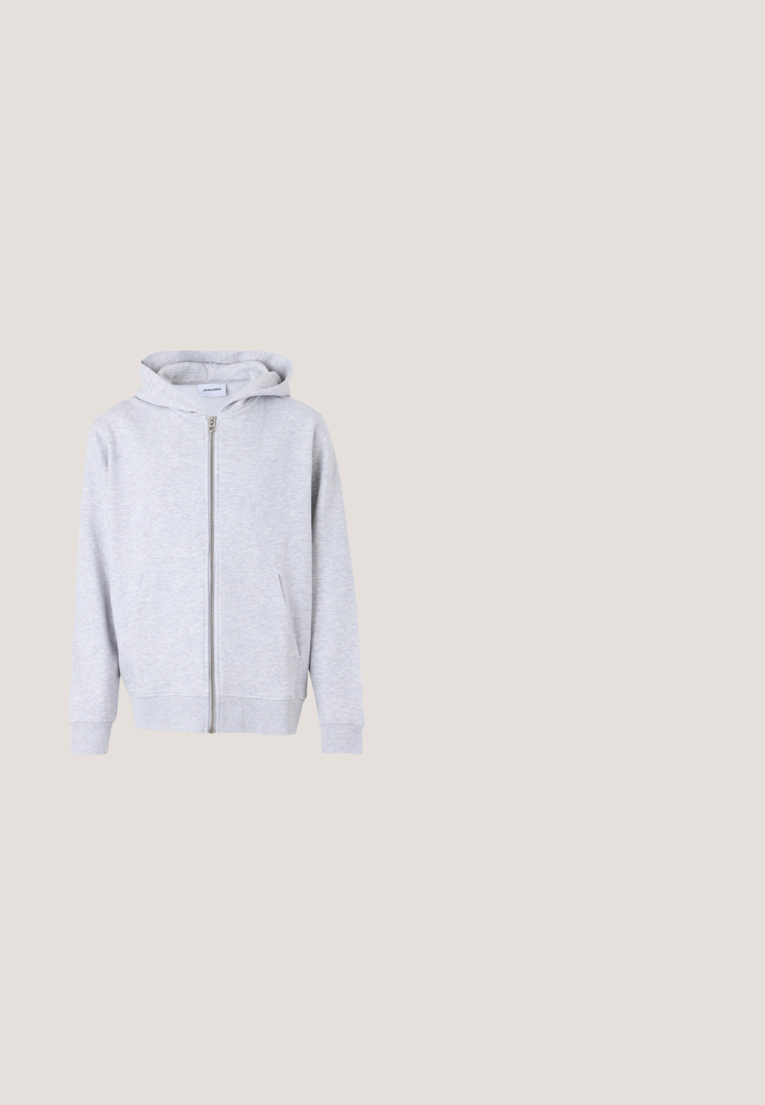 Haut à zip gris fabriqué en tissu doux, doté d'une capuche, de poches avant, de poignets côtelés et d'une base droite.; T-shirt blanc oversize à manches courtes, col rond, épaules tombantes, posé à plat sur fond gris clair.; Jean en denim bleu clair avec une coupe droite, design cinq poches et une texture légèrement délavée. Dispose d'une fermeture à bouton et à glissière.; Baskets basses en cuir blanc avec lacets, suspendues en l'air au-dessus d'un tapis beige texturé, à proximité d'une table basse ronde en bois avec des livres.; Sac cabas en toile beige avec deux anses et une poche avant, "LES DEUX" brodé sur la poche.; Ceinture en cuir marron à texture lisse, boucle métallique rectangulaire argentée, avec plusieurs trous pour ajuster la taille.