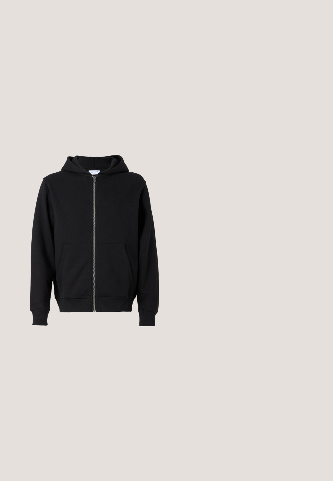 Sort zip-up hættetrøje lavet af blødt stof, med en frontlynlås, to store lommer og bindebånd i hætten. Klassisk, enkel design.; Hvid bomulds t-shirt med rund halsudskæring og korte ærmer, i en klassisk pasform og glat tekstur. Ingen mønstre eller hardware synlige.; Lys grå denim jeans med høj talje, brede ben og slidte knæ-huller; klassisk fem-lomme design og metalknaplukning.; Sorte lædersko med rund tå, snørelukning og en tykk, struktureret gummisål. Har syninger langs kanten og en glat overflade.; Hvid perlekæde med ensartet rund form, glat overflade og metalspænde med forlængerkæde for justerbar længde.; Sort læderbælte rullet med en mat sort rektangulær metalspænde og to bæltesløjfer på en hvid baggrund.