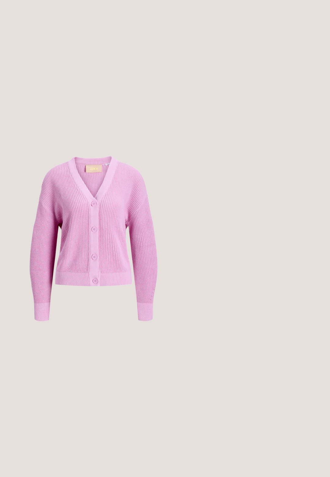 Rosa gestrickte Strickjacke mit langen Ärmeln, V-Ausschnitt und vier Knöpfen vorne, mit gerippten Bündchen und Saum.; Lila gerippte ärmellose Bluse mit V-Ausschnitt und figurbetonter Passform. Das Material wirkt weich und hat vertikale Texturdetails. Markenlabel sichtbar.; Helle rosa Cargo-Hosen aus Baumwolle, mit geradem Schnitt, zwei Seitentaschen und einem Bund mit elastischen Details.; Hellrosa Sneaker mit einem strukturierten Innenfutter aus Leder, Schnürdesign und einer braunen Gummisohle. Verfügt über ein kleines Logo an der Seite.; Beige, plissierte Handtasche mit rundem Griff und abnehmbarem Schulterriemen, dargestellt vor einem schlichten hellen Hintergrund.; Perlenstecker mit glänzender Oberfläche; verziert mit einem kleinen goldenen Krokodil-Akzent an jedem Ohrstecker. Kreisförmige Form, glatte Textur.