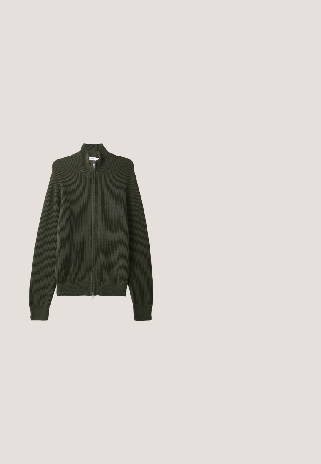 Dunkelgrüner gerippter Strick-Zipfelcardigan mit hohem Kragen und langen Ärmeln, flach auf einem weißen Hintergrund ausgelegt.; Schwarzes V-Ausschnitt-T-Shirt aus Baumwolle, mit kurzen Ärmeln und lockerer Passform. Einfaches Design, keine Muster oder zusätzlichen Akzente.; Schwarze Denim-Jeans mit geradem Bein, fünf Taschen und Druckknopfverschluss. Glatte Textur mit dezenten Nähten.; Flach geschnittener dunkelbrauner Ledersneaker mit schwarzer Gummisohle, Schnürung vorne und schlicht-minimalistischem Design auf hellem Hintergrund.; Dunkelbraune, strukturierte Leder-Crossbody-Tasche mit verstellbarem Riemen und kleinem dekorativen blauen Akzent an der Seite.; Brauner Ledergürtel mit einer rechteckigen silbernen Schnalle, glatter Oberfläche und einem kontrastierenden helleren Innenfutter. Einfaches, klassisches Design.