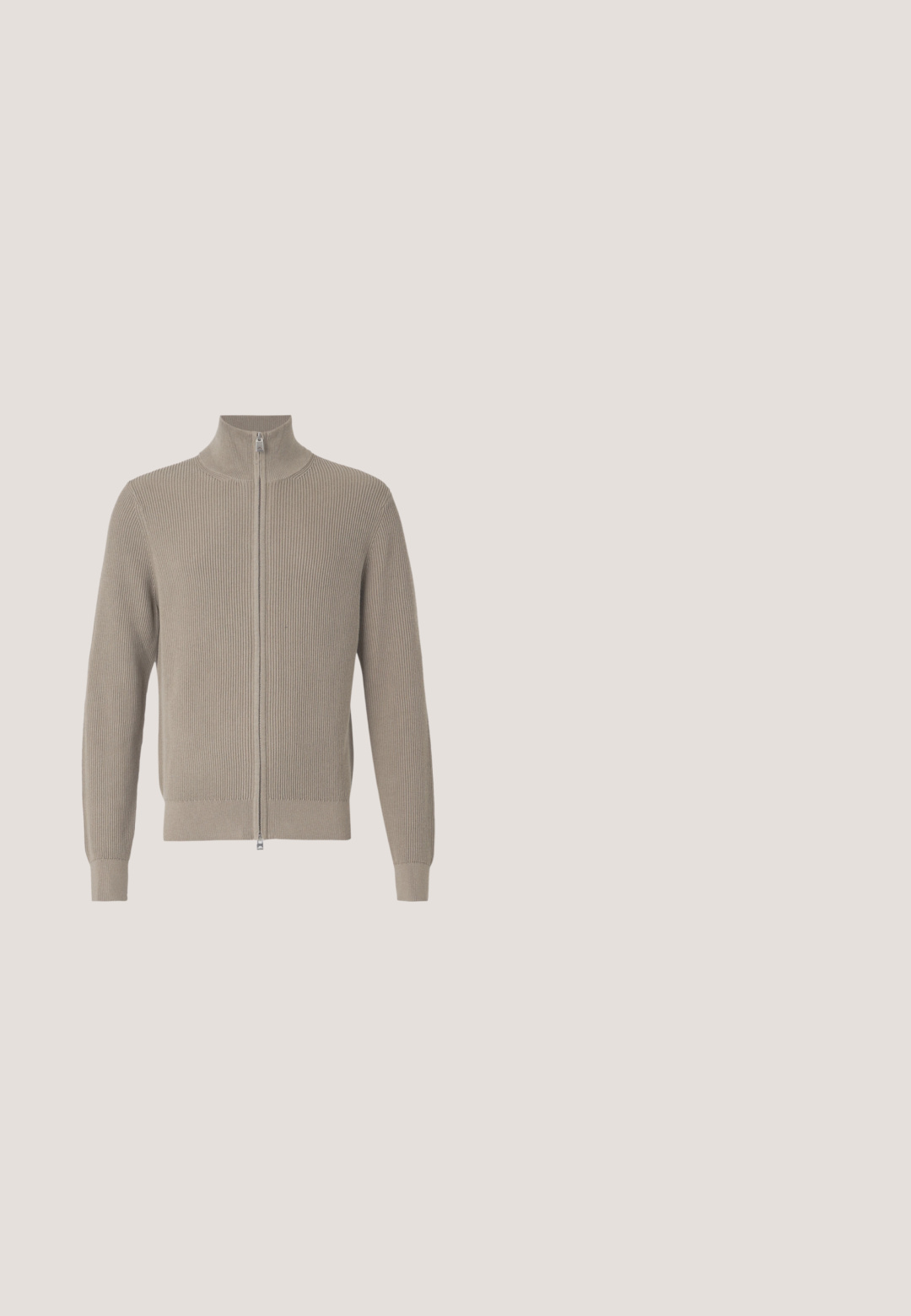 Pull côtelé beige avec un col haut et une fermeture éclair avant. Il comporte des manches longues et une finition texturée, idéal pour superposer.; Gilet rembourré marron sans manches avec fermeture éclair à l'avant, deux poches inférieures et une poche verticale sur la poitrine, présenté à plat sur un fond blanc.; T-shirt en coton gris clair avec des manches courtes, un col rond, et un petit logo hexagonal blanc sur le coin supérieur gauche. Texture lisse.; Pantalon marron ajusté, fabriqué dans un tissu texturé avec une coupe droite, présentant une fermeture à bouton à l'avant et des poches latérales.; Sneaker blanc avec une tige en toile lisse, des lacets plats, un col rembourré et un accent gris texturé à l'arrière. Semelle en caoutchouc épaisse.; Sac bandoulière en cuir marron foncé texturé avec une sangle réglable et un petit accent décoratif bleu sur le côté.