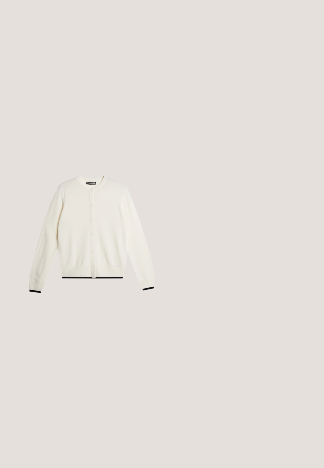 Cremefarvet cardigan lavet af blødt materiale, med en knaplukning fortil, lange ærmer og en sort kant ved søm og mansjetter.; Hvid polo t-shirt med et diskrét bølgemønster, korte ærmer og en tre-knaps placket. Fremstillet af et glat, let stof.; Sorte skræddersyede slim-fit bukser med bæltestropper og forlommer, med knap- og lynlås-lukning.; Hvide atletik sko med glat syntetisk læderoverdel, teksturerede accenter, polstret krave og gummisål med godt greb. Sølv logo detaljer.; Sorte fingerløse læderhandsker med brede hvide manchetter formet som skjortekraver, prægede med "Karl Lagerfeld" branding.; Sort bredt bælte med perforeret design og sølvfarvet spænde formet som stiliserede initialer, vist mod en ensfarvet hvid baggrund.