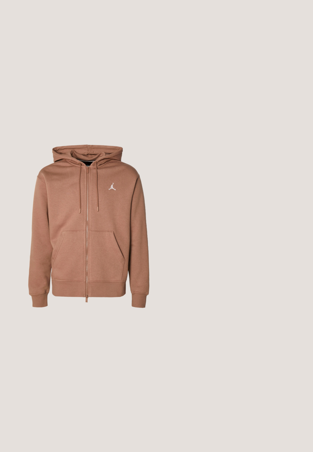Hoodie zippé marron en tissu doux, avec une poche kangourou, une capuche à cordon de serrage ajustable et un logo blanc sur la poitrine.; T-shirt marron à manches courtes avec le texte « JORDAN » et le chiffre « 23 », ainsi qu'une silhouette d'un joueur de basketball sautant au centre devant.; Shorts en coton beige avec ceinture élastique, poches latérales, et petit logo Nike Swoosh noir sur un globe vert et jaune près de l'ourlet.; Baskets Nike Air beige et blanches avec logo swoosh noir, lacets blancs et tissu texturé, flottant au-dessus d'une surface en béton rose.; Petit sac bandoulière gris compact avec poche zippée à l'avant, sangle noire réglable et petit logo argenté dans le coin inférieur droit.; Collier ton argent avec un design tressé et des accents scintillants. La pièce est munie d'une fermeture à fermoir et d'une finition texturée.