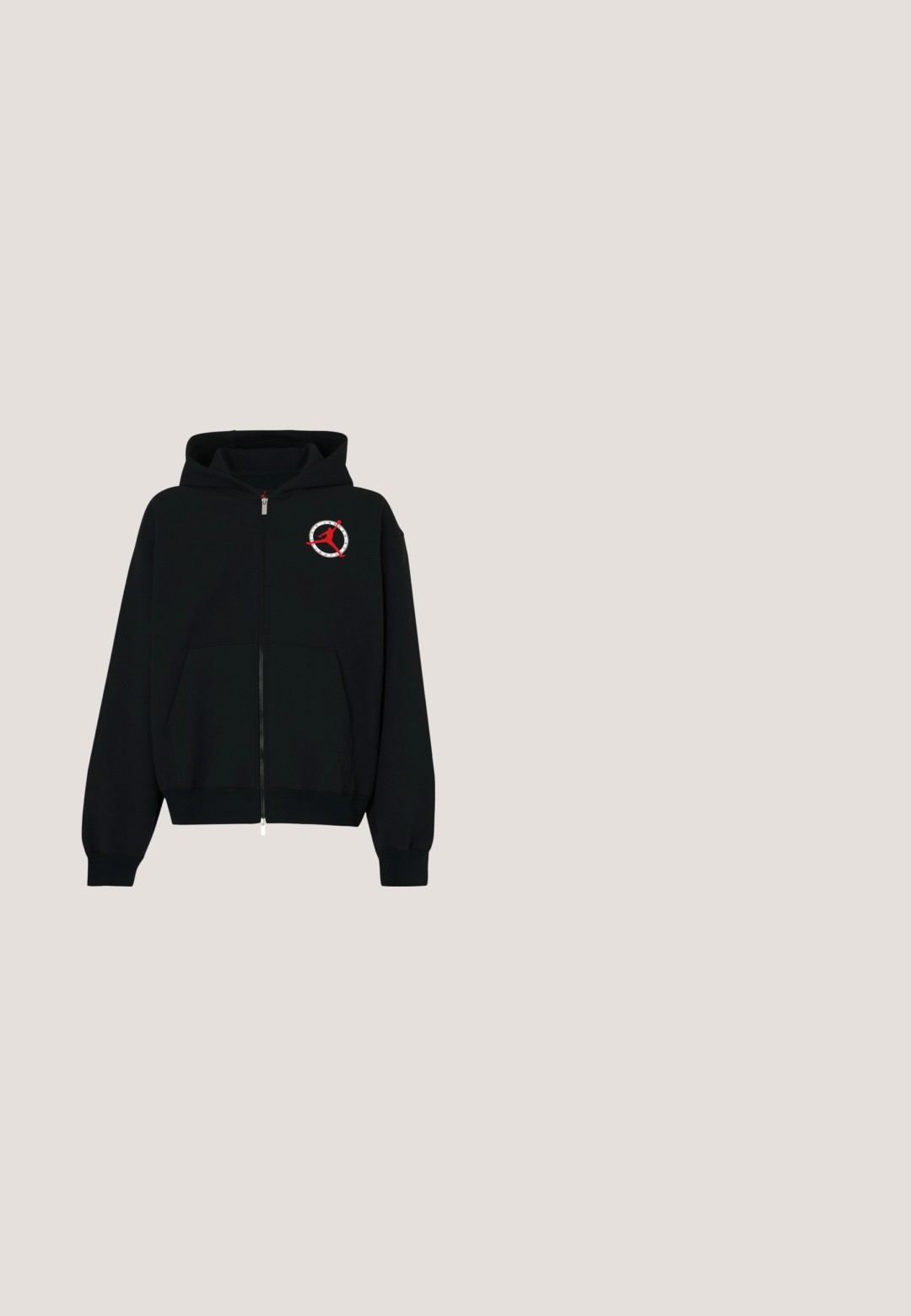 Sweat à capuche noir zippé en tissu doux. Dispose d'une poche kangourou à l'avant et d'un logo rond avec une silhouette rouge sur la poitrine gauche.; Veste matelassée sans manches noire avec capuche, fermeture éclair à l'avant, poches latérales zippées et petit logo de la marque sur la poitrine.; T-shirt noir à manches courtes de la marque Kappa avec le logo ovale "Racing Club" sur le haut côté gauche de la poitrine et un col rond.; Shorts de sport en mesh noir avec des bandes rouges sur les côtés et un motif de flamme rouge près de l'ourlet inférieur, ceinture élastique, poches latérales zippées.; Chaussure de skate DC noire et gris foncé avec logo sur le côté, semelle épaisse avec accents translucides, et languette de traction au talon.; Sac bandoulière noir Calvin Klein avec bandoulière ajustable, poche avant zippée et motif logo discret sur un fond uni.
