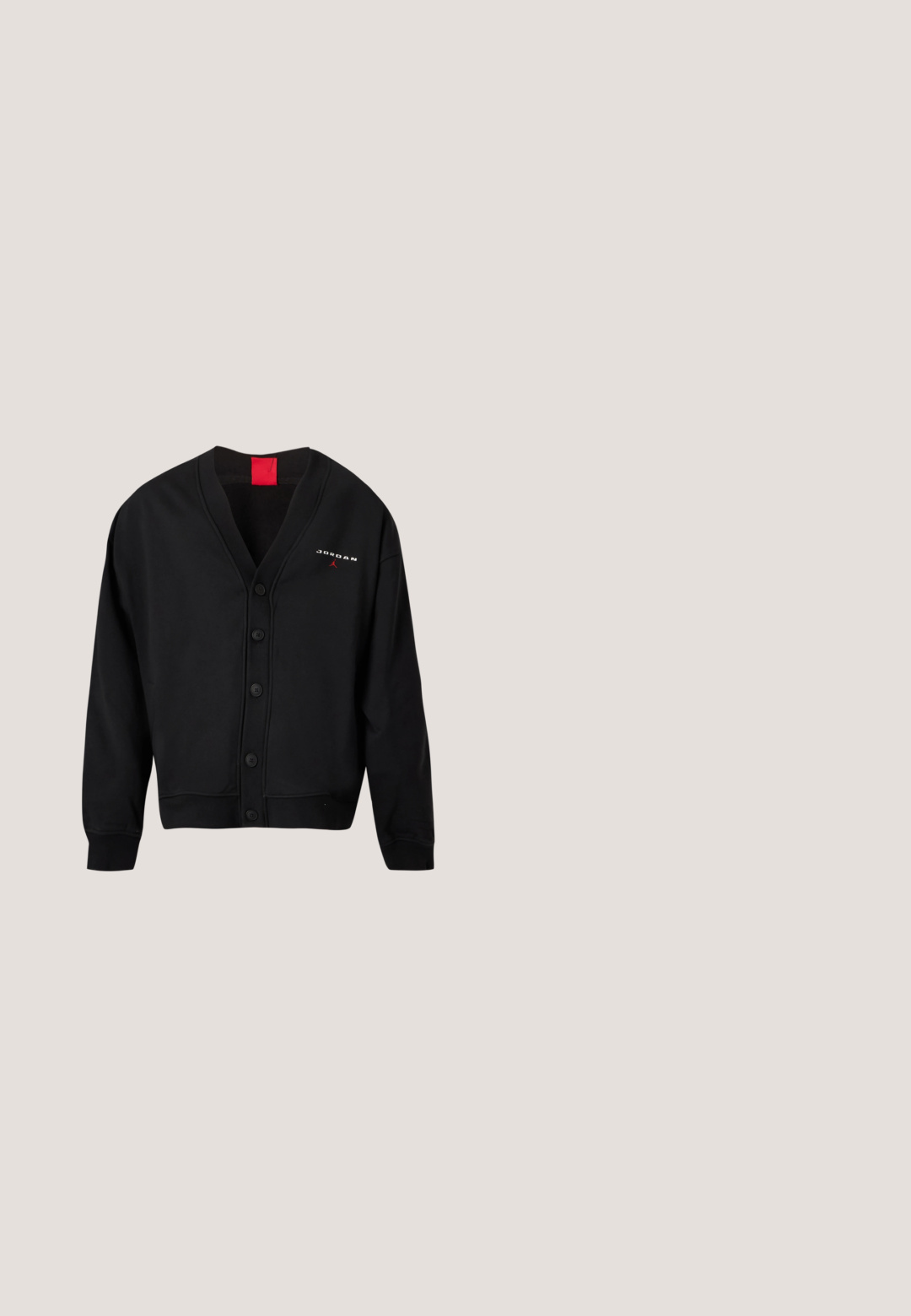 Schwarzer Strick-Cardigan mit Knöpfen und langen Ärmeln, rotem innenliegendem Kragenetikett und kleinem weißem "Jordan" Logo mit rotem Jumpman auf der Brust.; Dunkelgraues Baumwoll-T-Shirt mit rundem Halsausschnitt. Auf der Vorderseite befindet sich ein großes, stilisiertes "Nike"-Logo in einer helleren Farbe.; Weiße Sportshorts mit elastischem Bund und schwarzen dreieckigen Einsätzen nahe den Beinöffnungen, mit einem weißen Nike-Logo auf der rechten Seite.; Schwarze Sportschuhe mit Mesh- und Gummielementen. Kombiniert mit hellgrauen weiten Jeans und einem karierten grünen Oberteil. Flacher Hintergrund.; Schwarze Plastiksonnenbrille mit dunkelgrauen Gläsern. Elegantes, umschließendendes Design mit gebogenen Bügeln und dezentem Branding an den Schläfen.; DARKAI TENNIS LONG UNISEX - Halskette - silver-coloured