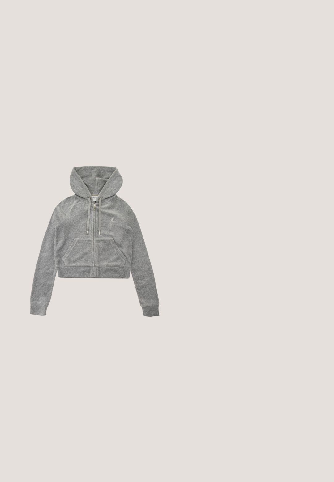 Afskåret grå hættetrøje i blødt stof med lynlås, ribbet kant, to forlommer og snore ved hætten. Diskret logo detalje.; Hæklet halterneck-top med lyseblå, beige og hvide striber, dyb V-halsudskæring og knyttet ryg. Åben vævet tekstur hele vejen igennem.; Sorte denim bukser med bred ben, der har fem lommer, metalknap og lynlås lukning samt kontrasterende gul syning langs sømmene.; Hvid chunky sneaker med snørebånd foran, blomsterformede mesh-sider og tyk skulptureret sål, vist fra venstre side på ensfarvet baggrund.; Sort perlehandtaske med en buet silhuet, bærehåndtag og blank overflade. Båret med højhælede sorte sko og tætsiddende sorte shorts.; Sølv halskæde med flere kæder og en central knudedetalje samt en justerbar låseforlængelse på en ensartet lys baggrund.