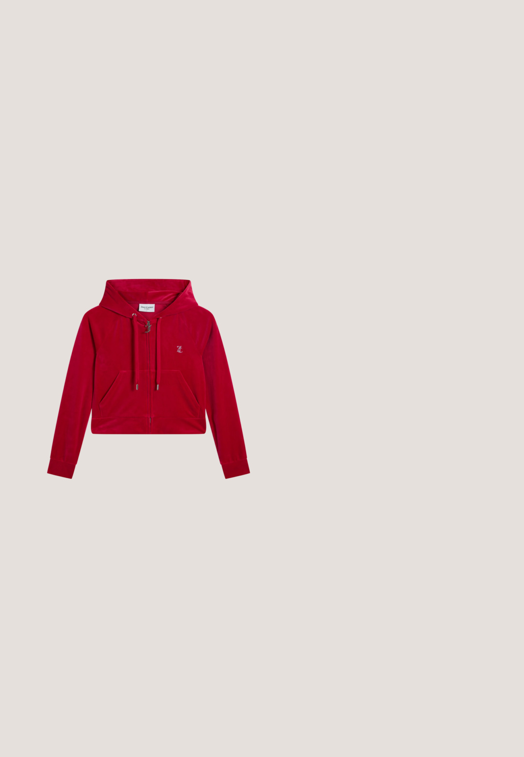 Rød velour hættetrøje med lynlås, forlommer, snører og lille broderet logo på brystet, lagt fladt på hvid baggrund.; Sort crop top lavet af bomuld med hvide detaljer på krave og ærmer. Har et stort hvidt "Guess" logo på forsiden.; Mørke denim brede ben jeans med høj talje, fem-pockets design og knaplukning. Stoffet har en let falming og glat tekstur.; Hvid chunky sneaker med tyk sål, snørelukning foran og kædedetalje med hængende perler på hælen.; Brilløse solbriller med lyserøde gradientlinser og klare næsepuder, vist mod en hvid baggrund.; Sort patentlæder håndtaske med en buet form, enkelt skulderrem, lynlåslukning og et dekorativt metal logo. Glat tekstur.