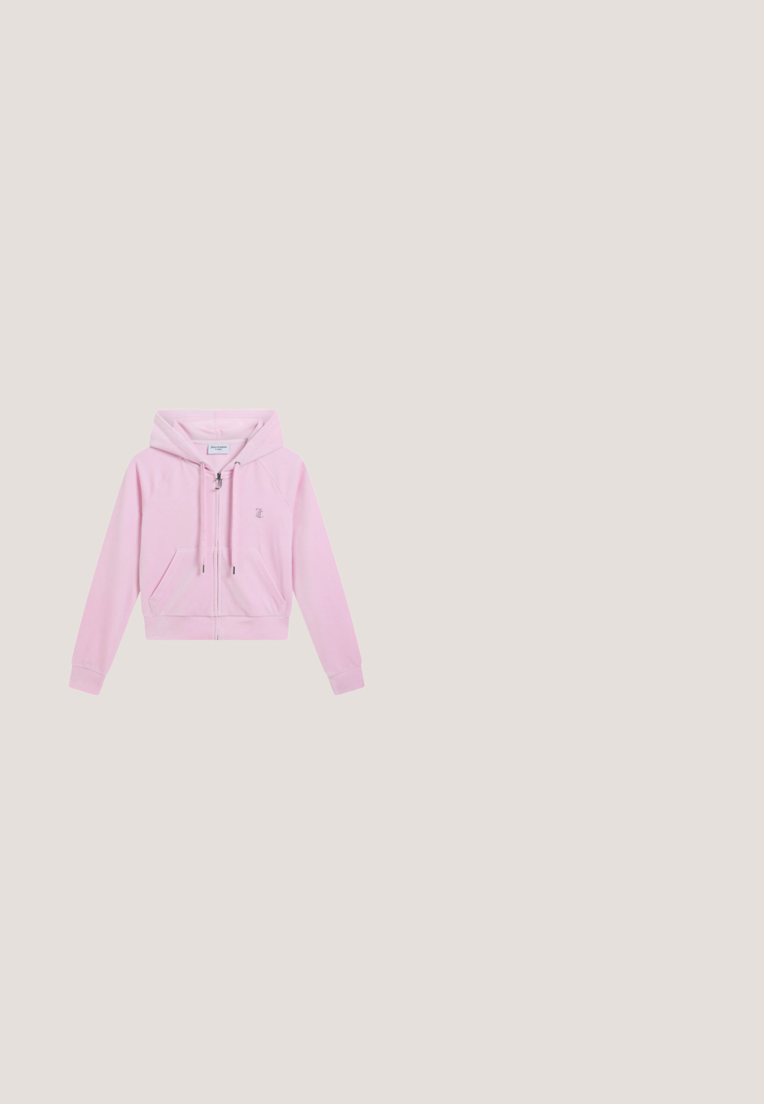 Hellrosa Kapuzenjacke mit Reißverschluss, Kapuze, Taschen vorne, Kordelzügen und kleinem, besticktem Logo auf der linken Brust.; Weißes T-Shirt mit kurzen Ärmeln, das mit schwarzem Text "I" und "MYSELF" sowie einem pinken Schmetterlingsdesign aus Strasssteinen verziert ist. Figurbetonte Silhouette.; Rosa, ausgestellte Hose aus weichem, samtigem Material mit elastischem Bund und Kordelzug. Sie verfügt über zwei seitliche Taschen und goldene Akzente.; Weisse, klobige Sneaker aus Leder und Netzmaterialien, mit einer dicken Sohle, abgerundeter Zehenpartie und dekorativen Schnürsenkeln. Leicht strukturierte Akzente.; Rosa Lederhandtasche mit einer geschwungenen Form, ausgestattet mit einem verstellbaren Schultergurt, zwei Schnallenakzenten und einem kleinen blauen Anhänger.; Drachenfliegenförmiger Haarkamm mit irisierenden oberen Flügeln und mit Kristallen besetzten unteren Flügeln und Körper auf weißem Hintergrund.