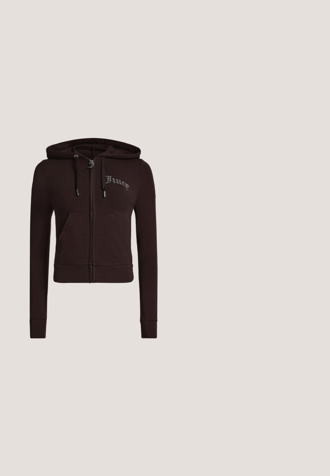Zwarte hoodie met ritssluiting, voorzakken, trekkoord in de capuchon, lange mouwen en "Juicy" tekst geborduurd op de linkerborst in strass-steentjes.; Overhemd met lange mouwen en knoopsluiting met gemengde bruine camouflage- en luipaardprintpatronen, met voorklepzakken met goudkleurige knopen.; Bruine sneakers met een gemusterd donker bovendeel, dikke witte tussenzool, gestructureerde buitenzool en accenten in goudtint.; Tortoisekleurige katvormige zonnebril met bruine glazen en een gouden "G"-logo op de pootjes, getoond tegen een witte achtergrond.; Bruine schoudertas in halve maanvorm met een getextureerd oppervlak, gouden ritssluiting, decoratieve kwastjes en klein driehoekig logo middenvoor.; Gouden ketting met een bloemhangertje versierd met kleine kristallen en een decoratief label bij de sluiting.