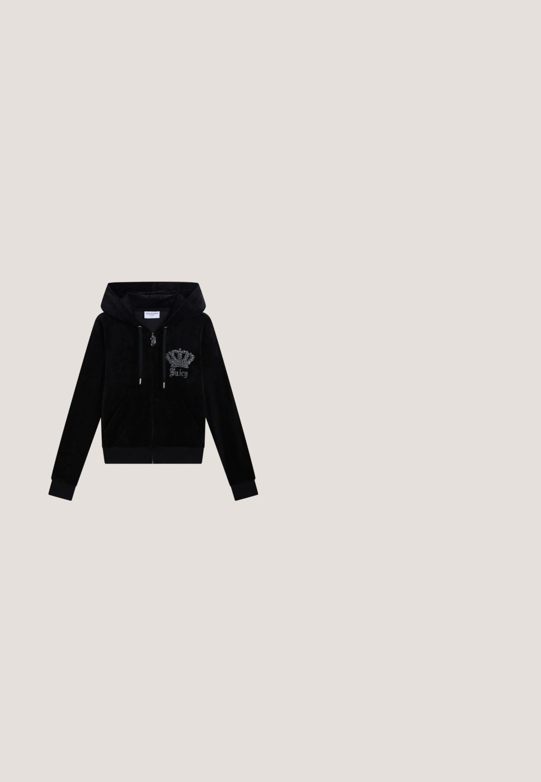 Sweat à capuche zippé en velours noir avec capuche, poches avant, cordons de serrage, et une couronne en strass argentés ainsi que le texte "Juicy" sur le côté gauche de la poitrine.; T-shirt gris oversize manches courtes avec un col rond et un petit papillon bleu imprimé sur la poitrine gauche.; Jean évasé bleu clair en denim, avec une taille standard, cinq poches et une texture lisse sans motifs visibles.; Baskets blanches épaisses avec une semelle épaisse et des accents décoratifs de papillons en 3D sur le côté, les lacets et le talon.; Deux sacs Juicy Couture roses, un plus grand avec des lettres en cristal et une poignée, un plus petit avec des lettres blanches et une lanière de poignet, sur un fond gris.; Boucles d'oreilles ornées de cristaux roses avec des formes complexes et des accents métalliques. Design léger avec un motif en filigrane et des attaches à tige.