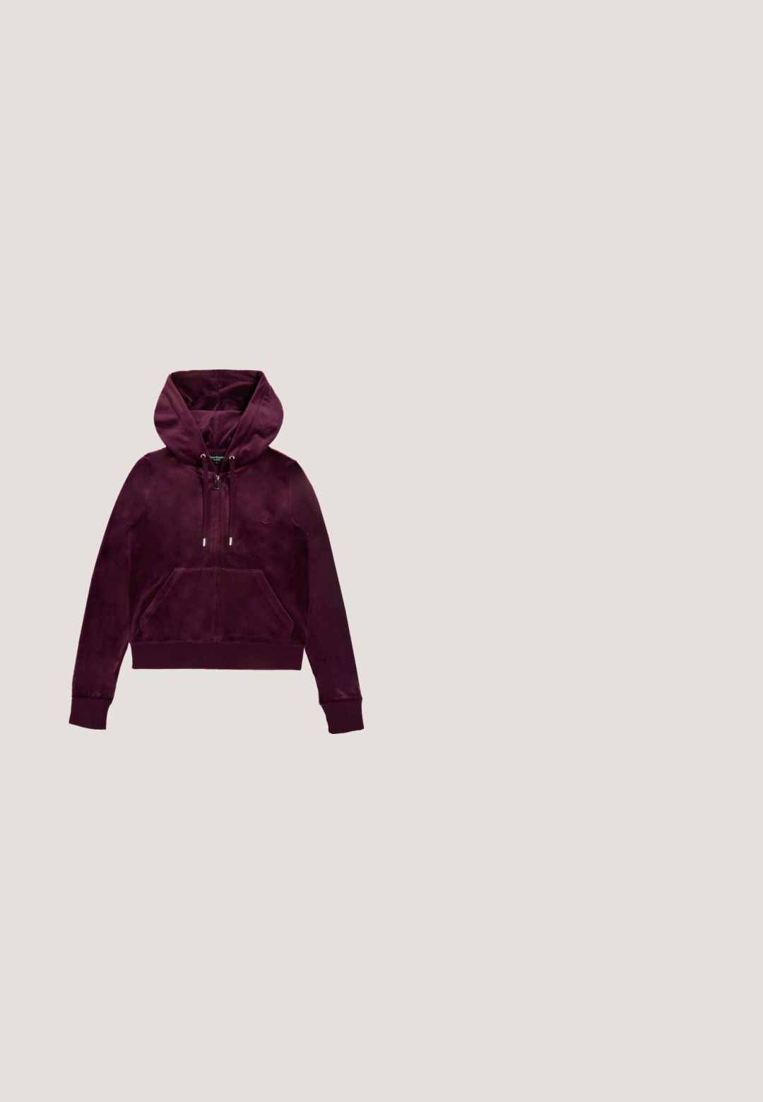 Bordeaux kleurige zip-up hoodie van zachte, gestructureerde stof met een getailleerd ontwerp, voorzakken en een verstelbare capuchon met trekkoord. Subtiele logodetail op de borst.; Korte mouwen, ronde hals T-shirt in een lichtbeige camouflageprint. Gemaakt van katoen, met een zachte textuur en een relaxte pasvorm.; Geruite wijde broek gemaakt van een licht materiaal, met een zwarte trekkoord in de taille en twee zijzakken. Kleuren zijn geel en zwart.; Zwarte chunky platform sneaker met een gestructureerde zool, veters aan de voorkant en merkdetails aan de zijkant en hiel.; Denim schoudertas met verstelbare riem, zilveren hardware, gespsluiting aan de voorkant en marineblauwe bloemaccent. Merklogo zichtbaar.; Gouden oorbellen met een textuur, afgeronde kraalontwerp en een zilveren stekker, die een glanzende afwerking en een speelse, robuuste vorm benadrukken.