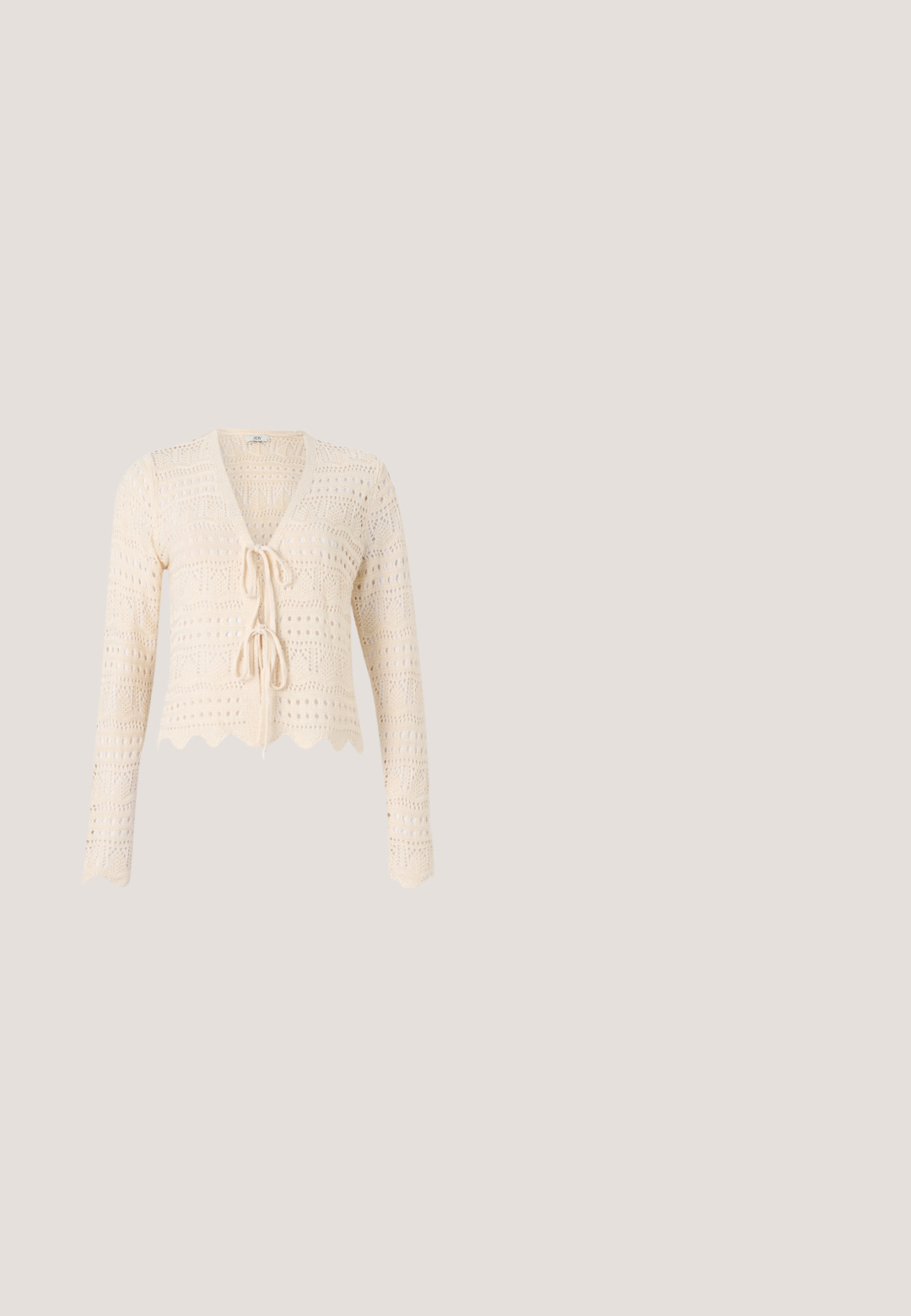 Kardigan neule beige värissä, jossa on V-pääntie, solmittava etulukko, pitkät hihat, aaltoileva helma ja avoin kuvio, joka esittää geometrisia muotoja.; Sininen kukkakuvioinen midimekko kuminauhakoristetulla yläosalla ja ohuilla olkaimilla, istuva yläosasta ja vyötärön alapuolelta laskeutuva helma.; Tan suede nilkkuri, jossa on väljät muotoilut, teräväkärkinen ja matala, teksturoitu kumipohja. Siinä on hienovarainen ompelu ja sileä pinta.; Beige värjätystä oljesta valmistettu käsilaukku, jossa valkoinen nahkareunus ja säädettävä olkahihna, esitetty vaaleaa yksiväristä taustaa vasten.; Kultaketju, jossa on pyöreä riipus punaisella ja kultaisella perhosimuotilla, teksturoidulla pinnalla sekä joustolaite ja ketjun pidennin.; Punottu harmaa mokkanahkavyö hopeisella soljella, asetettuna tasaisesti valkoiselle taustalle.