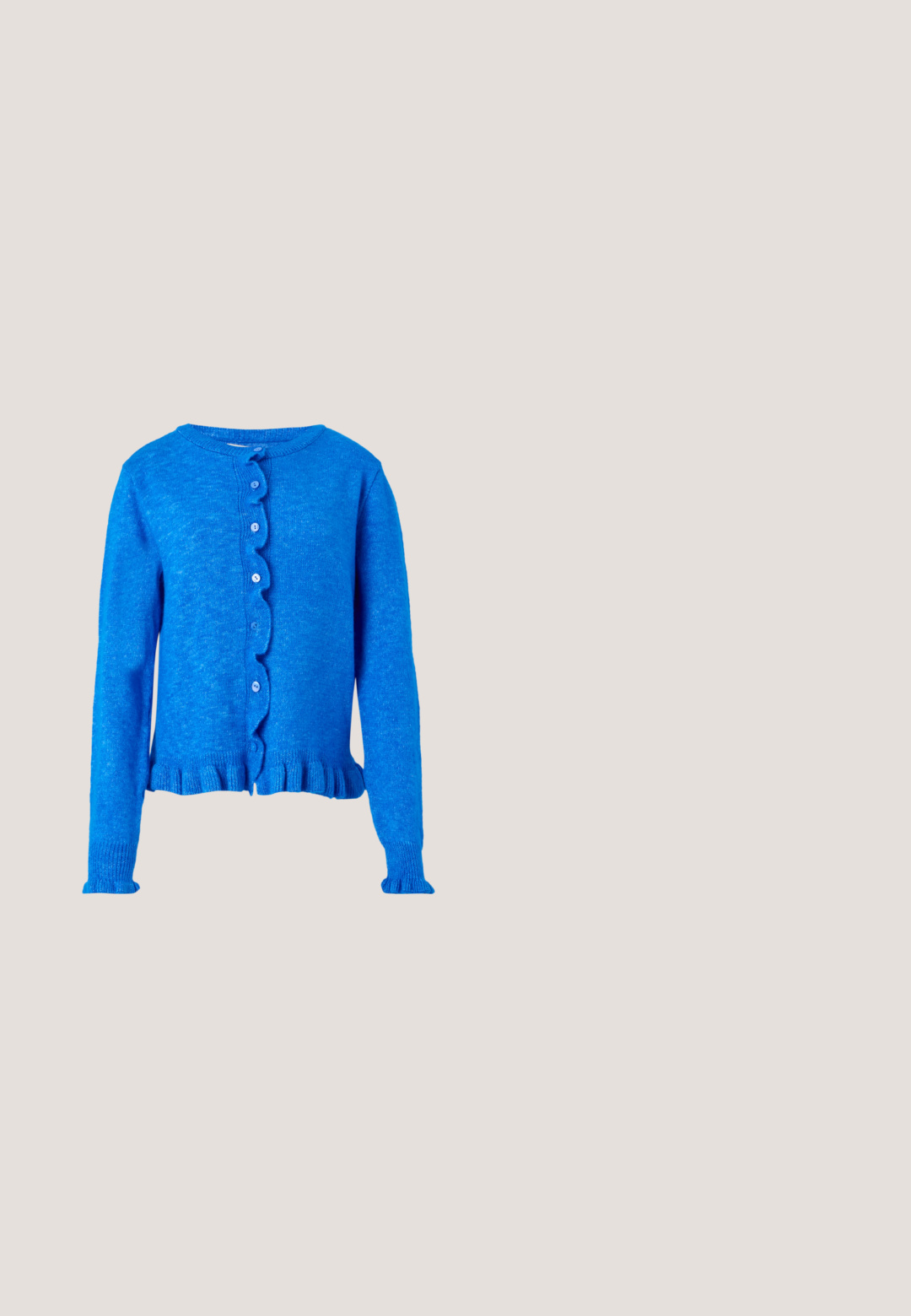 Blauer gestrickter Cardigan mit langen Ärmeln, rundem Halsausschnitt, gerafftem Saum und einer Fünf-Knopf-Verschluss mit gewelltem Rand und strukturiertem Stoff.; Marineblaues Neckholdertop mit weißen Punkten, V-Ausschnitt und tailliertem Bund, vor schlichter Hintergrund.; Hochtaillierte graue Denim-Jeans mit geradem Bein, Frontknopf und Reißverschluss, Vorder- und Gesäßtaschen sowie ausgewaschenen Schattierungen an Oberschenkeln und Waden.; Weißer High Heel mit spitz zulaufender Spitze, Perlenverzierung entlang der Kanten und einem Ausschnitt nahe der Ferse.; Metallisch silberne Clutch-Tasche mit einem weichen, gerafften Körper und einem dünnen Schultergurt. Sie verfügt über eine glatte, glänzende Textur und eine abgerundete Form.; Doppelreihige Halskette mit einer Perlenreihe und einer goldenen Kette mit Anhängern: roter Stiefel, Vogel, Hufeisen und Herzanhänger.