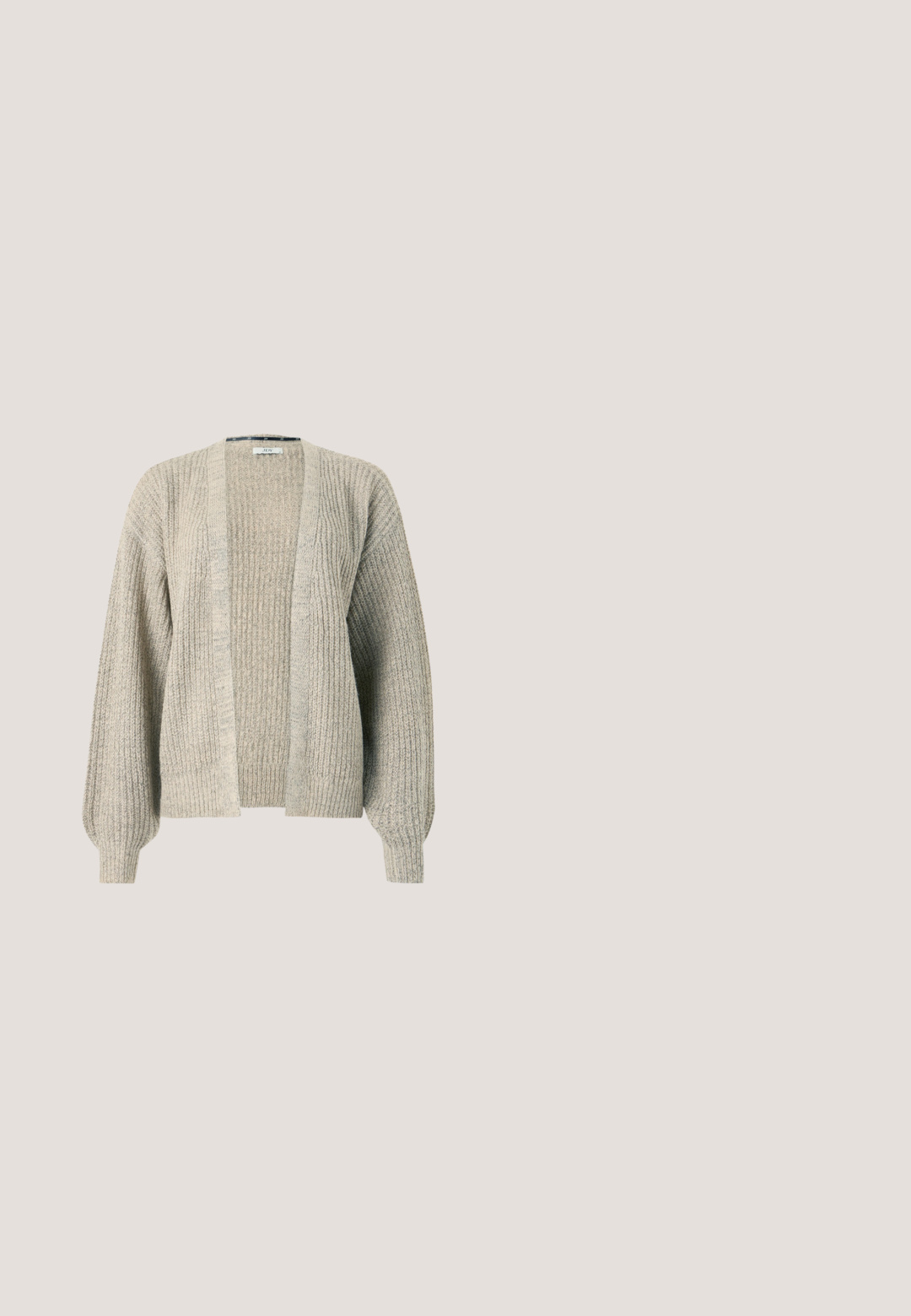 Lys beige strikket cardigan med åben front, ribbet tekstur og ballonærmer. Har en afslappet pasform og let stræk.; Lett hvid strikket tanktop med et chevronmønster, der har smalle skulderstropper og åben vævet struktur.; Lysblå denimshorts med lige pasform, fem lommer og bronzefarvet hardware. Har en rå kant og en falmet vaskemæssig struktur.; Mørkebrune lædersko med flad sål og spids snude, dobbelt sølvsnørrebånd, metaløjer og dekorativ sløjfe foran.; Brun faux læder skuldertaske med en buet form, en enkelt strop, kontrasterende syninger og en lynlåslukning langs den øverste kant.; Øreringe i guldfarve med en abstrakt, organisk form, der har en tekstureret overflade og lukkemekanisme med stik.