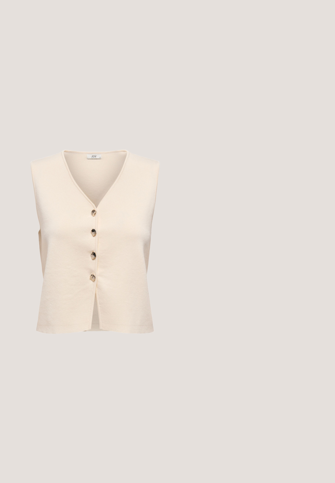 Chaleco de punto sin mangas color crema con escote en V y cuatro botones dorados de forma irregular en la parte delantera.; Top sin mangas de punto acanalado blanco con escote redondeado y silueta ajustada. Presenta una textura sutil y sin adornos visibles.; Pantalones cortos beige claros con cintura alta, frente plisado y dos botones negros en la cinturilla. Textura suave y diseño casual.; Zapatillas de ante marrón con rayas y cordones de cuero blanco, suela de goma, cuello acolchado y detalles texturizados en la parte superior.; Gafas de sol con montura rectangular translúcida rosa con lentes marrones degradadas y varillas ligeramente gruesas.; Bolso tejido en tono marrón claro con asas de cuero negro, forma redondeada y superficie texturizada con un patrón de rejilla. Dos acentos redondos en las asas.