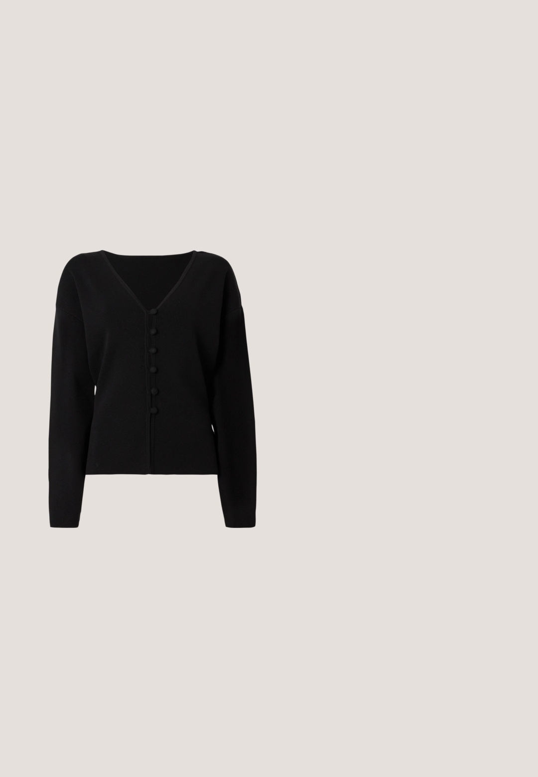 Sort sweater med V-hals, lange ærmer og seks runde knapper ned foran. Lavet af et blødt, tekstureret materiale.; To enkle tanktoppe i sort og hvid, lavet af et glat, strækbart stof. De har tynde stropper og et enkelt, tætsiddende design.; Sorte højtaljede, strækbare bukser med let udvidede ben og en glat, sømløs konstruktion mod en hvid baggrund.; Sort spids hæl med bølgede kanter, metaløjer, snørelukning foran og ankelrem med spænde.; Sort læderhåndtaske med en rundet form, dekoreret med sølvnitter, og et kort håndtag. Glat tekstur og lynlåslukning.; Sølvkæde med otte små hjerteformede vedhæng med indviklede swirl-mønstre, lagt fladt på en lys baggrund.