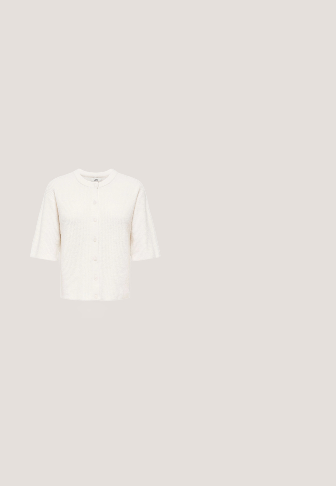 Hvid kortærmet strikket cardigan med rund halsudskæring og knaplukning foran.; Hvid tætsiddende t-shirt med korte ærmer, rund halsudskæring og et lille sort mærke indeni kraven.; Stribede pyjamabukser i lys blå og hvid, lavet af blødt stof. Elastisk talje og samlede manchetter ved anklerne.; Pink sneakers i lav profil i ruskind med snørebånd foran, syede detaljer på siden og en lysebrun gummisål.; Lyseblå denim håndtaske med to skulderremme, der er fastgjort til metalliske ringe og dekorative nitter foran og på siderne.; Perlearmbånd med forskellige størrelser af hvide perler, en guldlås og et lille mærke. Glat tekstur, enkelt design og varierede former.