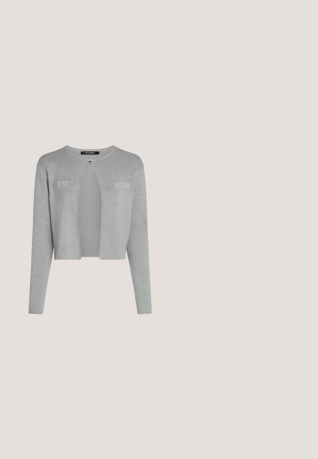 Grå cardigan med lange ærmer, åbent foran og to påsyede lommer. Lavet af et blødt, struktureret stof med ribbet detaljering langs kanterne.; Sort og hvid leopardprintet one-shoulder kjole med rynket stof og tætsiddende silhuet, samt en asymmetrisk kant.; Lyseblå spids slingback højhælet sko med hvid kant og "Karl Lagerfeld" branding på remmen og kanten.; Sorte firkantede solbriller lavet af glansfuld plast med mørke linser. Har guldhardwaredetaljer på stængerne.; Sølvmetallic håndtaske med en struktureret design, der har en lukning med klips og en aftagelig kædestropp. Bemærkelsesværdig logo detalje på forsiden.; Krystalbroche med metal i sølvfarve, prydet med klare perler på tynde tråde arrangeret i et stjernespissermønster, der fremhæver gennemsigtighed og lysspejling.