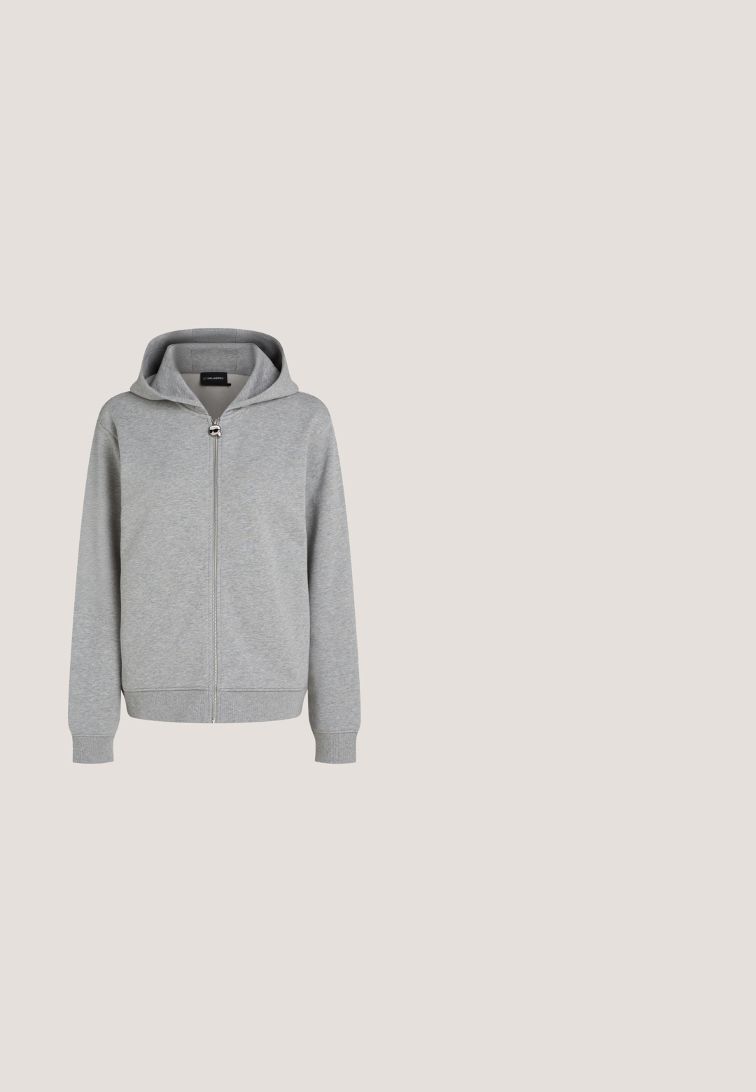Sweat à capuche gris zippé en tissu doux, doté d'une capuche avec cordon de serrage, de poignets côtelés et d'une fermeture éclair lisse avec un tire-zip circulaire.; T-shirt noir à manches courtes avec texte manuscrit blanc « from Paris love, Karl xx » centré sur le devant, col rond.; CLOSED WYNSTON - Pantalon classique - led grey; Baskets noires en cuir lisse et daim, avec un panneau texturé et une semelle en caoutchouc blanche profilée basse.; Sac à main noir en toile avec deux poignées supérieures et une sangle détachable. Présente une impression de logo blanc et un panneau inférieur contrasté. Forme rectangulaire.; Paire de petites boucles d'oreilles créoles argentées brillantes avec une base ronde, présentées sur un fond clair uni.