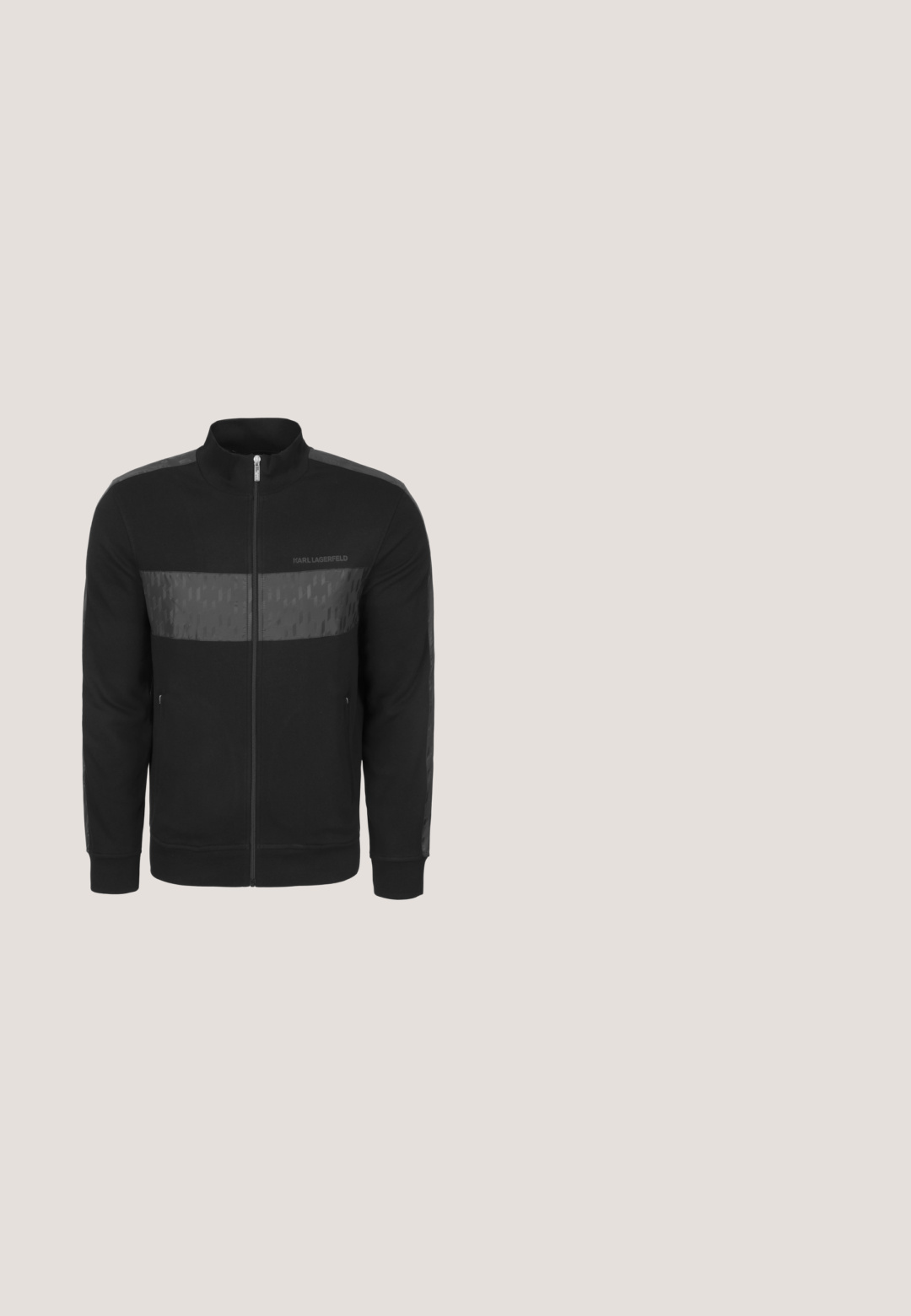 Zwarte sweatvest met rits en hoge kraag, contrasterende matte en glanzende panelen, en subtiele geometrische patronen op de voorkant en mouwen.; Zwarte korte mouwen t-shirt gemaakt van zachte stof, met een ronde halslijn en een subtiel logo op de voorkant. Binnenkant van de kraag heeft een oranje accent.; Beige cargobroek met elastische tailleband en boorden, knoopsluiting, zijzakken en klepzakken op beide dijen. Klein logo op de klep van de linkerzak.; Witte lage sneaker met zwarte hiel, vetersluiting, subtiele perforaties en het "BOSS" logo aan de zijkant, getoond vanuit het zijprofiel.; Zwarte leren crossbodytas met een plat ontwerp, een gestructureerd oppervlak, ritssluiting, voorvak en een verstelbare stoffen riem.; Zwart metalen schakelarmband met rechthoekige segmenten die door kleine scharnieren met elkaar verbonden zijn, plat liggend op een witte ondergrond.