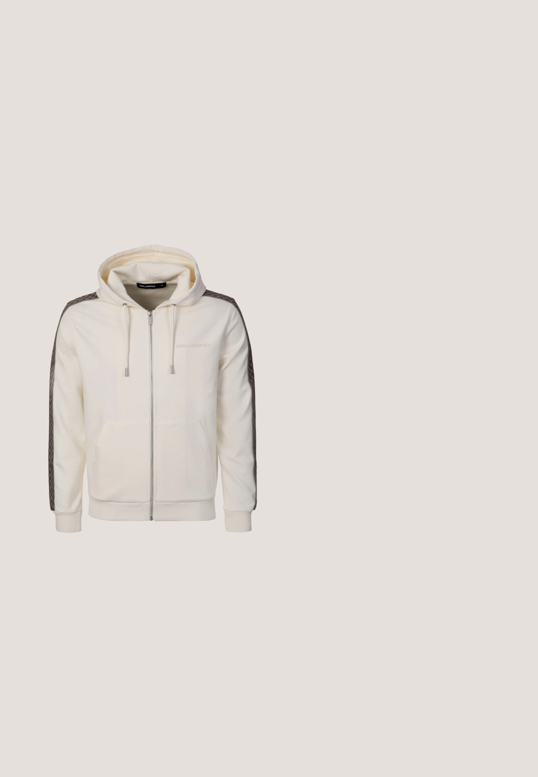 Roomkleurige hoodie met ritssluiting, trekkoorden, steekzakken aan de voorkant en donkere gestreepte patronen langs de mouwen, met subtiele logo-borduursels op de borst.; Roomkleurig mouwloos fleecevest met hoge kraag en ritssluiting aan de voorkant, gemaakt van zacht, gestructureerd materiaal met zijzakken.; Lange mouw T-shirt in lichtbeige, gemaakt van zachte katoen. Heeft een ronde hals en een minimalistisch ontwerp zonder patronen of accenten.; Koffiekleurige cargo broeken met een herhalend 'KARL' patroon, voorzien van zijzakken, elastische boorden en een knoopsluiting bij de taille.; Beige lage sneakers gemaakt van getextureerd materiaal, met een logo, een afgeronde neus, vetersluiting en een stevige rubberen zool.; Marineblauwe, rechthoekige toilettas gemaakt van gestructureerd materiaal. Voorzien van een voorvak met ritssluiting en een zijhandvat voor gemakkelijk dragen.