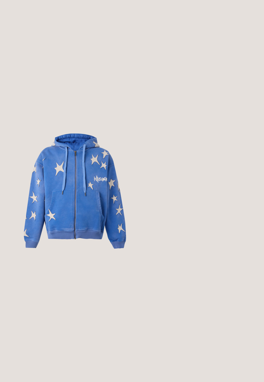 Sweat à capuche zippé bleu avec des patchs blancs en forme d'étoile, poches avant, cordons et logo "KIDSUPER" sur le côté droit de la poitrine.; Chemise à manches courtes en pêche avec col pointu, fermeture à boutons sur le devant et un motif graphique noir sur le côté gauche de la poitrine.; Short en denim bleu clair avec bouton et fermeture éclair à l'avant, passants pour ceinture, poches avant, et une petite étiquette en tissu bleu sur la poche droite.; Baskets multicolores en daim et cuir avec lacets bleus, base beige, talon vert, arrière jaune, et accents bleu marine et rouge, semelle plate en gomme.; Sac à dos en nylon noir avec une forme ovale, une poignée supérieure, une poche zippée à l'avant et une bande de logo texturée au centre.; Bracelet extensible avec des perles carrées noires et des perles d'accent multicolores, comprenant une petite plaque métallique avec un texte de signature.