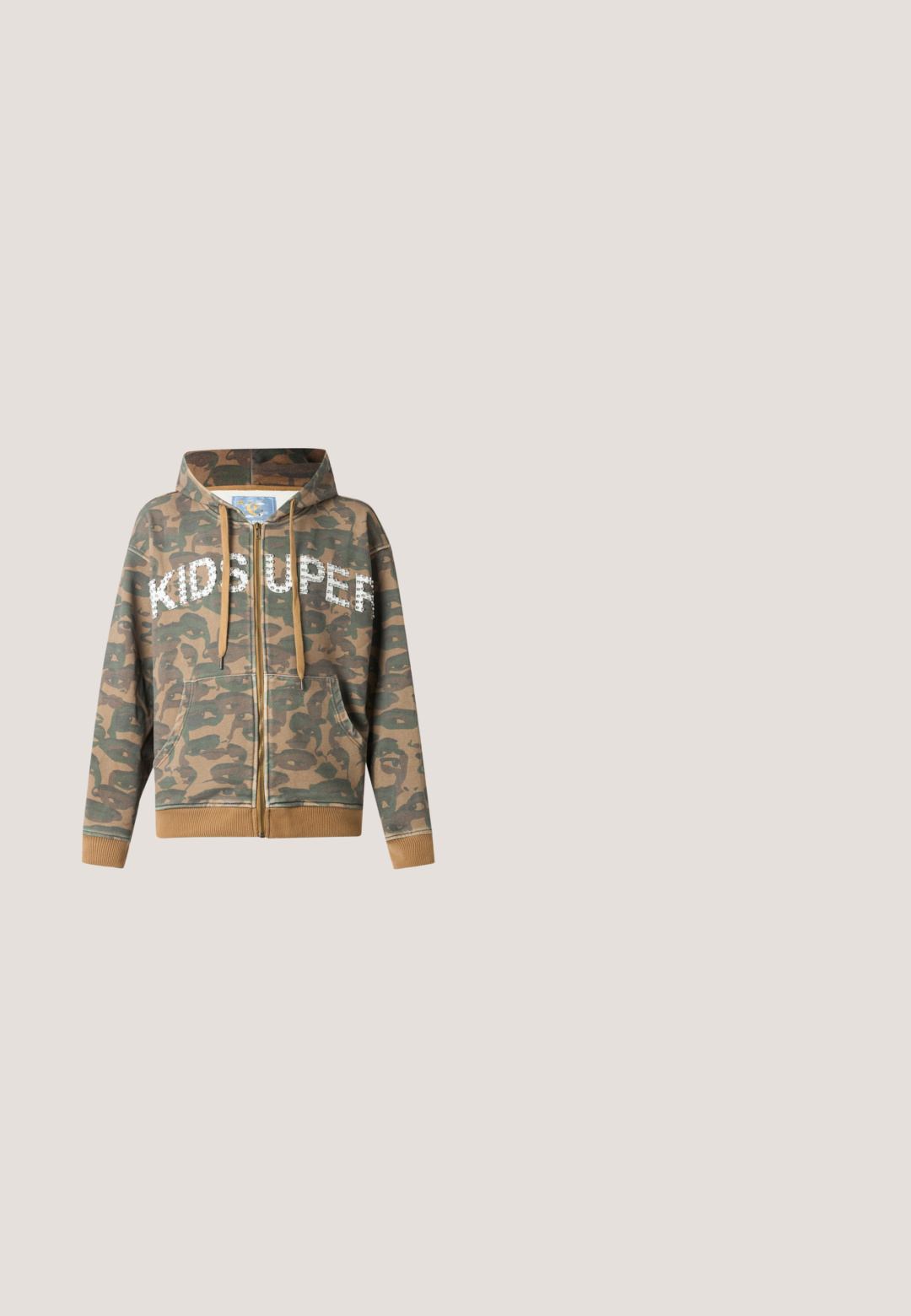 Camo hættetrøje med lynlås, beige snore, forlommer, ribmanchetter og kant, og hvid tekst med nitter, der lyder "KIDS SUPER" på brystet.; Sort ærmeløs T-shirt lavet af bomuld, med et farverigt broderet grafik på brystet. Lige snit med rund halsudskæring.; Sorte cargoshorts med oplægning i kanten, der har sidelommer og knapdetaljer. Lavet af bomuld med en glat tekstur.; Sort ruskinds sneaker med camomønster på siden, hvid mellemsål og sort gummisål. Har snørebånd og logo-detalje på siden.; Camouflage-mønstret mulepose lavet af tekstureret stof med to håndtag. Fremviser en fremtrædende hvid logo på den ene side.; Sølvkæde med tykke led og et rektangulært mærke med graveringen "Ed Hardy" på en hvid baggrund.