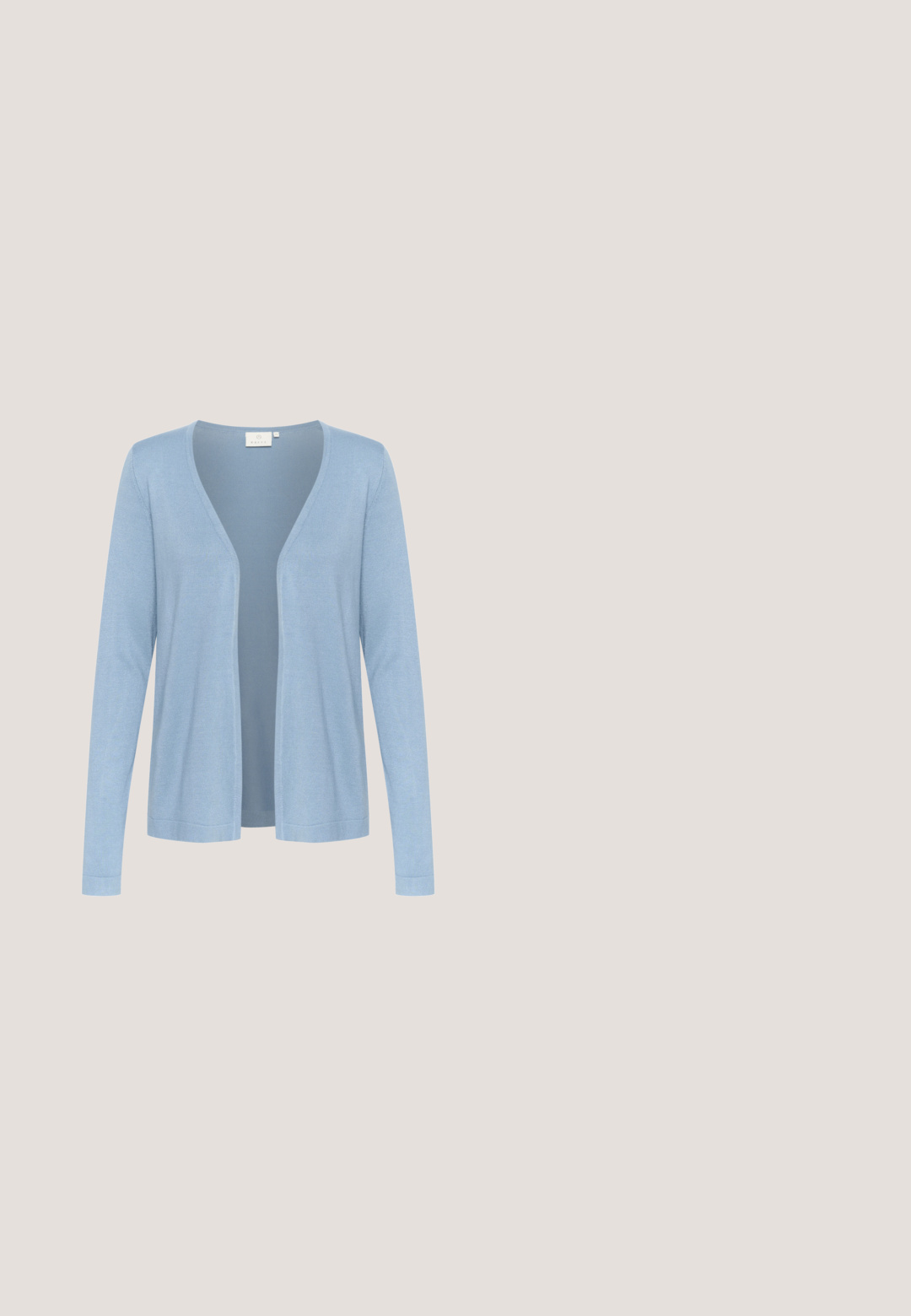 Cárdigan azul claro de material de punto suave, con frente abierto, mangas largas y ribetes acanalados en los puños y el dobladillo.; Camiseta sin mangas de canalé azul claro con tirantes anchos y escote redondeado.; Pantalones de chándal azules hechos de tejido suave, con cinturilla elástica y cordón, dos bolsillos frontales y un diseño de pierna ajustada.; Zapatilla azul claro con acabado de cuero liso y ante, puntera redondeada, cordones contrastantes y suela de goma blanca suave.; Bolsa de cintura de cuero azul claro con dos compartimentos con cremallera y correa ajustable con botones a presión.; Collar de cadena dorada con colgante de piedra morada en forma de media luna y cierre ajustable, expuesto sobre fondo blanco.