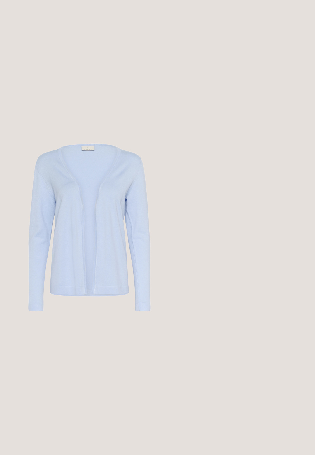 Cárdigan azul claro, material de punto suave, diseño de frente abierto, mangas largas, sin cierres, puños y dobladillo acanalados, textura sencilla.; Top sin mangas de color azul claro con un escote cuadrado, hecho de una tela suave, que presenta un diseño ajustado y una silueta minimalista.; Pantalones azul claro con cinturilla ajustable, corte relajado y piernas rectas. Tejido suave con un acabado limpio y sin patrones ni acentos visibles.; Zapatilla deportiva azul claro de corte bajo con cordones en la parte delantera, talón y puntera de ante, parte superior lisa y suela marrón con ranuras.; Bolso de hombro de cuero azul claro con correa ajustable, cierres metálicos plateados y sutil estampado de la marca en el centro frontal.; Pulsera elástica con pequeñas cuentas redondas azules, tres anillos separadores de plata y un colgante rectangular de plata con un corazón grabado.