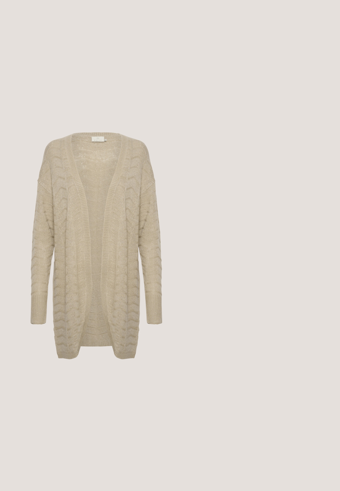 Beige open-front cardigan met een textuur gebreid patroon, met brede mouwen en ribbels aan de randen voor extra detail en comfort.; Witte blouse met lange mouwen, knoopsluiting, kraag en manchetten, gemaakt van lichtgewicht, halfdoorzichtig materiaal, getoond op een egale achtergrond.; Lichtblauwe denim culottes met een wijd pootontwerp. Vijf-pocketstijl, knoopsluiting bij de tailleband en een zachte textuur.; Wedge espadrille schoen met bruine suède voorkant, beige geweven hak, gevlochten jute plateau en verstelbare enkelband met gesp.; Vierkante schildpadzonnebril met bruine verloopglazen en subtiele gouden accenten op de hoeken van het montuur, schuin op een lichte achtergrond.; Beige geweven draagtas met twee handvatten en "VANESSA BRUNO" in het zwart gedrukt op een solide geweven paneel in het midden.