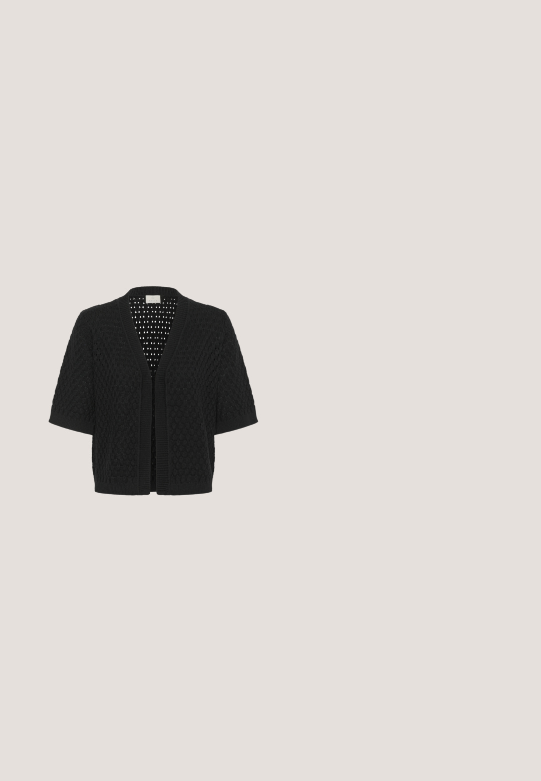 Schwarzer, kurzärmeliger Strick-Cardigan mit strukturiertem Muster, offenem Frontdesign und gerippten Kanten.; Schwarzes Oberteil mit V-Ausschnitt und kurzen Ärmeln. Strukturierter Stoff mit einem subtilen Muster. Lockere Passform mit geradem Saumdesign.; Schwarze Leinen-Shorts mit elastischem Bund, geradem Schnitt und mittlerer Oberschenkellänge, vor weißem Hintergrund dargestellt.; Schwarze Sandalen aus einer Mischung aus Wildleder und strukturiertem Material, mit überkreuzten Riemen und einem goldenen Schnallendetail. Flachsohlen-Design.; Schwarze gewebte Lederhandtasche mit zwei abgerundeten Griffen und drei dekorativen, geknoteten Lederquasten auf der Vorderseite.; Glatter, glänzender offener Goldring mit zwei abgerundeten, unregelmäßig geformten Enden, die sich auf weißem Hintergrund gegenüberliegen.