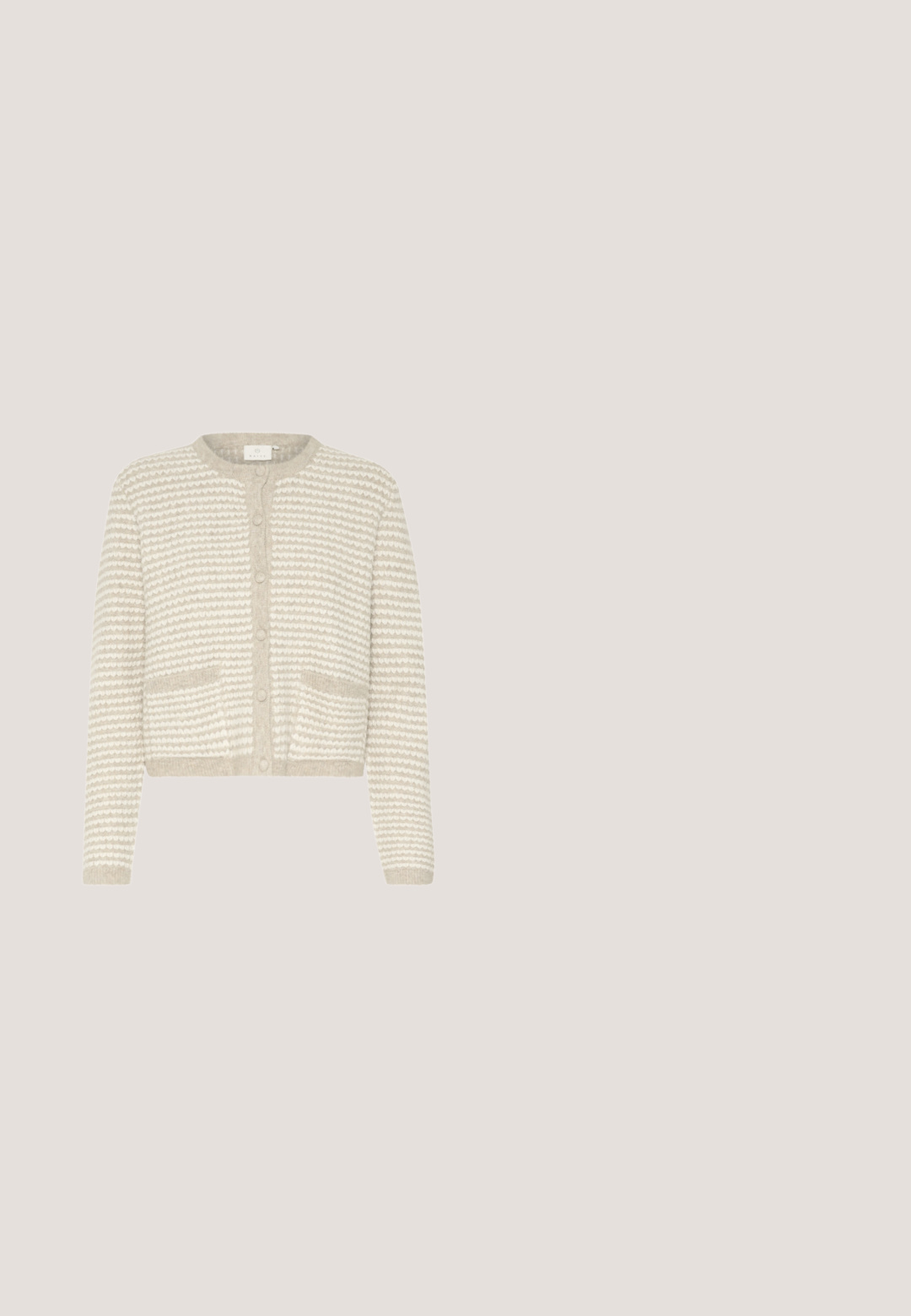 Cremefarbener Cardigan mit strukturiertem Streifenmuster. Verfügt über einen runden Halsausschnitt, Frontknöpfe und zwei Seitentaschen. Weiches, flauschiges Material.; Weißes T-Shirt mit kurzen Ärmeln und einem kleinen bestickten rosa Pfirsich- und grünem Blätter-Design auf der linken Brust.; Midblaue Straight-Leg-Denim-Jeans mit Vordertaschen, Gürtelschlaufen, Knopfverschluss und dezentem Verblassen an den Oberschenkeln.; Ecrufarbene Blockabsatzsandalen mit gedrehten Riemen und flachem Fußbett. Glattes synthetisches Material mit matter Oberfläche.; Handtasche aus cremefarbenem Leder mit doppelten Griffen, verstellbarem Schulterriemen und Metallknopfdetails an den Riemen.; Zwei goldfarbene, strukturierte Ringe, von denen einer eine kleine weiße Perle zeigt, auf einem weißen Hintergrund präsentiert.