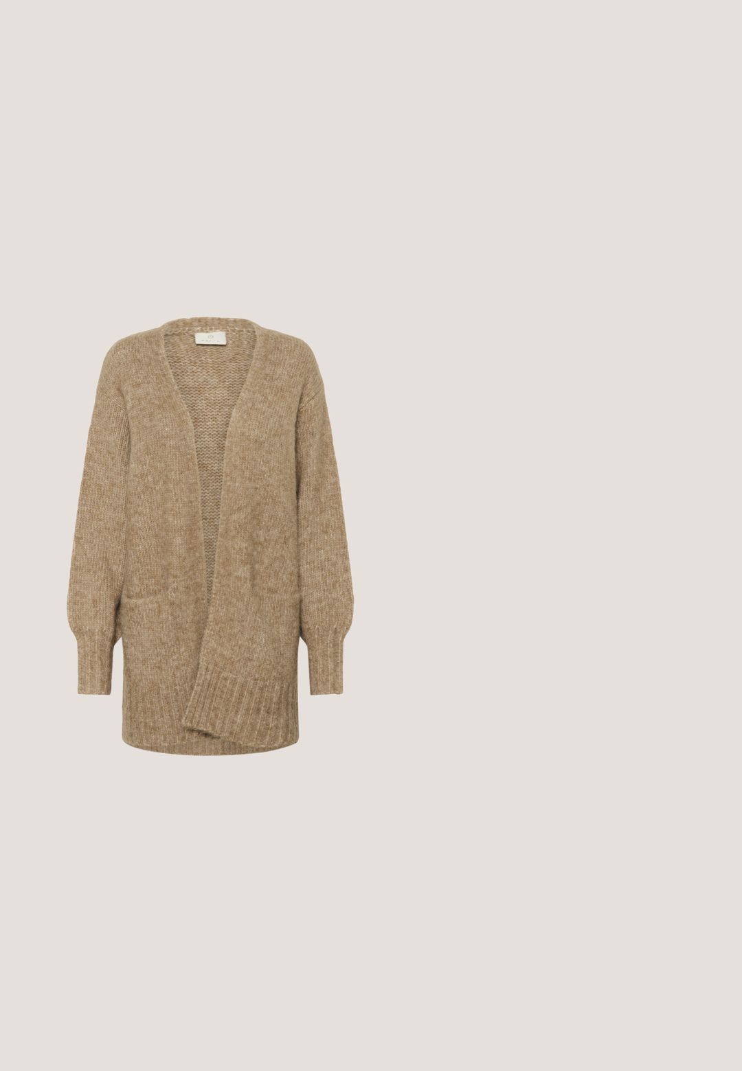 Cardigan beige en maille douce, à coupe décontractée, avec un devant ouvert, des manches longues et deux grandes poches avant.; Chemise crème à manches courtes avec de fines rayures horizontales bleu marine et un col bateau, présentée sur un fond uni.; Pantalons larges beiges avec une texture lisse, dotés de deux poches latérales, d'une fermeture à bouton à l'avant et de plis subtils pour plus de détails.; Chaussure à enfiler en toile beige avec une semelle en jute tressé et un petit détail de logo. Bout rond, design minimaliste, et panneaux élastiques sur les côtés pour un ajustement optimal.; Sac cabas tissé en paille naturelle avec poignées en cuir noir ; présente les inscriptions "SUMMER CLUB" et "by lola" embossées en noir. Forme rectangulaire.; Collier en argent avec une chaîne fine et un fermoir de type homard. Présente un design délicat avec un petit accent circulaire près du fermoir.