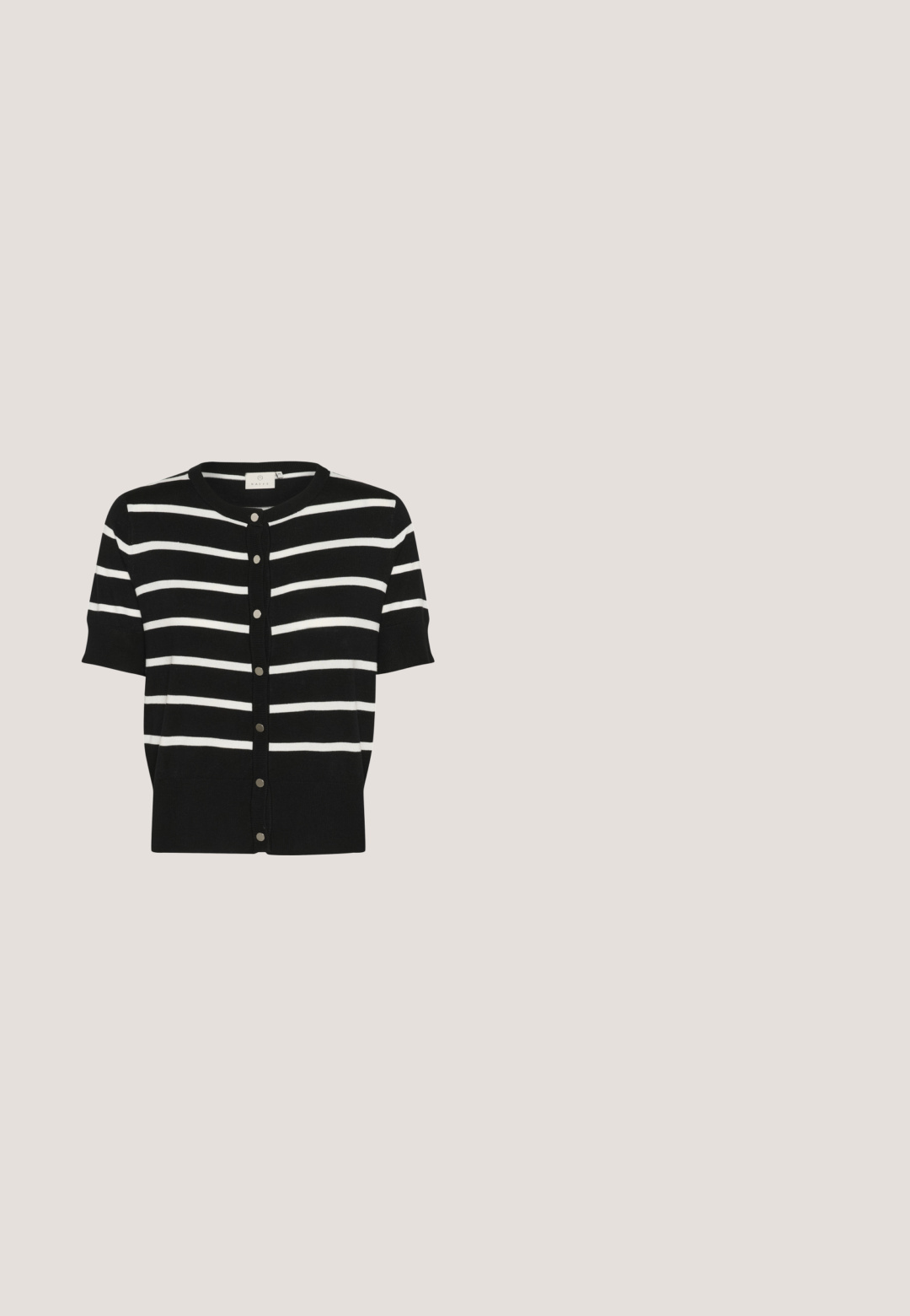 Sort-hvid stribet cardigan med korte ærmer, rund halsudskæring og knaplukning. Glat stof med kontrasterende knapper.; Ærmeløs sort og hvid stribet tanktop, ribbet tekstur, rund halsudskæring, med et lille logo-accents ved bunden.; Sorte shorts med en krøllet tekstur, med et geometrisk cremefarvet mønster. Elastisk talje for komfort og en afslappet pasform.; Sorte og hvide sneakers med en glat læderoverdel, en gummisål og en lynlåsdetaillering på siden. Har en gummisål og V-formede accenter.; Sort flettet læderhåndtaske med afrundede håndtag og en justerbar aftagelig skulderrem mod en hvid baggrund.; Justerbar åben ring i guldfarvet tone med en abstrakt, organisk form med afrundede fremspring og indrykninger.