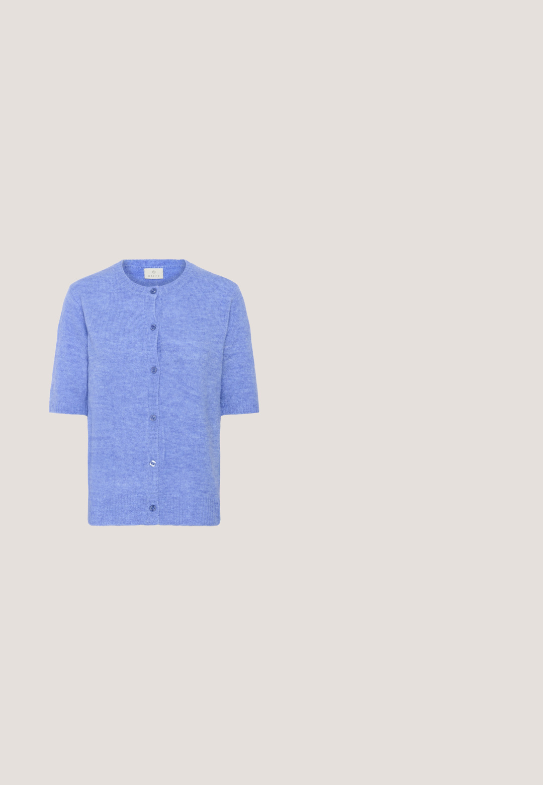 Lichtblauwe kortmouw cardigan met ronde hals en zes frontknopen, gemaakt van zachte gebreide stof.; Wit T-shirt met korte mouwen, lichtblauwe horizontale strepen en een klein oranje schelpmotief op de linkerborst.; Lichte blauwe denim broek met wijde pijpen, vervaagde wassing, knoopsluiting en vijf-pocket ontwerp. Heeft een rechte en losse pasvorm.; Witte sneaker met metallic roségouden accenten, een soepele leren bovenkant, een bruine rubberen zool en een gestructureerd hieldetail. Vetersluiting.; Blauwe leren schoudertas met een gebogen vorm, verstelbare band en gouden hardware-detail op een witte achtergrond.; Twee creolen: de ene in glanzend zilver, de andere in gepolijst goud. Beide hebben een glad, rond ontwerp en veilige sluitingen.
