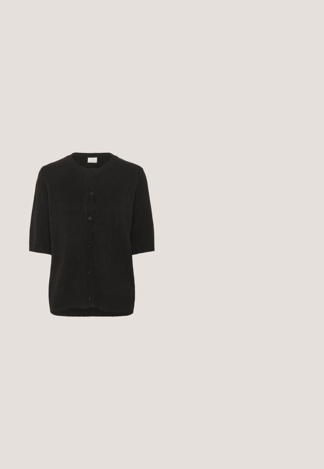 Sort kortærmet cardigan lavet af blødt strikstof, med rund hals, knaplukning foran og ribbet kant for ekstra tekstur.; Hvid ærmeløs tanktop med sorte polkaprikker jævnt fordelt på stoffet og brede skulderstropper.; Sorte bukser med hvide polkaprikker, lige ben og en tætsiddende talje, vist fladt mod en hvid baggrund.; Sorte læder højhælede sandaler med åben tå og udskæring design. Har en stiletto hæl og en formet ankel sektion.; Sort læderpungtaske med en tekstureret overflade, der har en fremtrædende gylden "M" logo og gyldne hardware accenter. Dimensionerne er kompakte og rektangulære.; Guld ovalt vedhæng med en rød rose med grønne blade på en hvid baggrund og en guldløkke til en kæde.