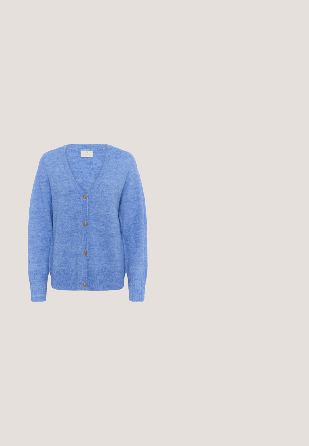 Chaqueta de punto azul claro con escote en V, mangas largas y cinco botones marrones en la parte delantera. Textura suave y corte relajado.; Top negro sin mangas y corto con cuello redondo y detalle de nudo frontal centrado en el dobladillo.; Jeans de mezclilla azul oscuro con corte recto, cinco bolsillos, cierre de botón y cremallera, y costuras en contraste a lo largo de las costuras.; Tacones destalonados de estampado de leopardo con punta afilada, base beige y manchas marrón oscuro, con un pequeño tacón grueso y textura suave.; Bolso de hombro de cuero marrón oscuro con base curvada, cremallera dorada, correa ajustable y pequeño logo dorado "nat & nin" en el frente.; Reloj de metal dorado con caja ovalada y brazalete liso. El dial blanco presenta una textura sutil, manecillas doradas y el nombre de la marca en exhibición.