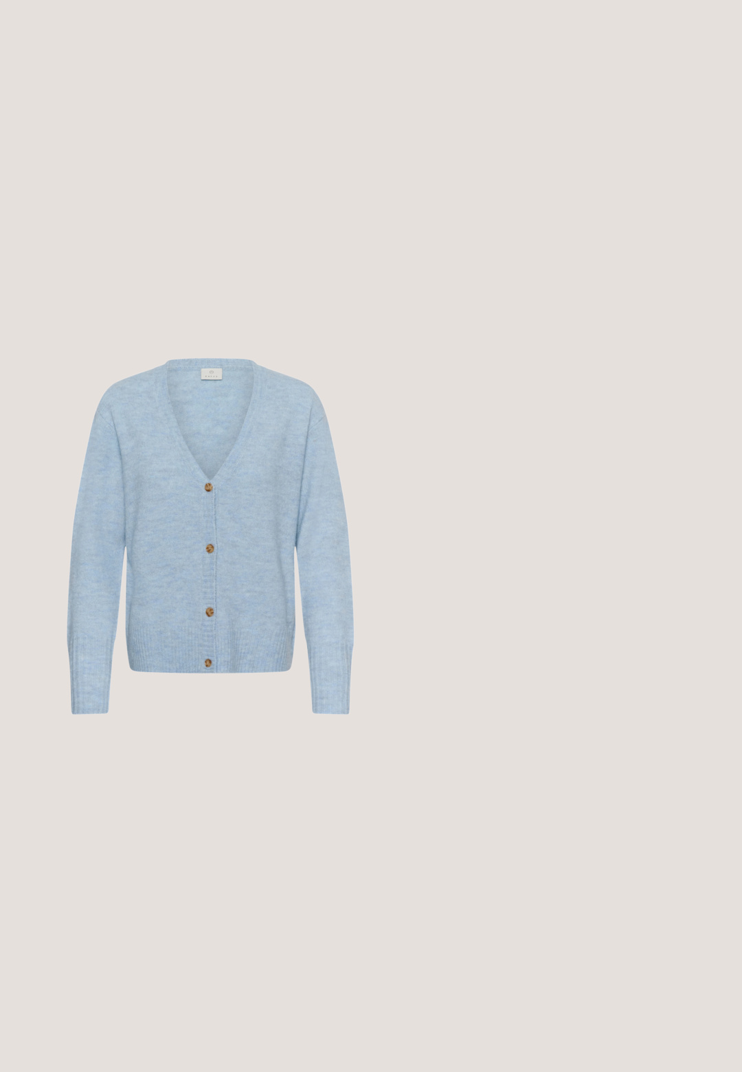 Cardigan bleu clair à boutons, manches longues et col en V, en tissu tricoté doux.; T-shirt en coton bleu clair à manches courtes, col rond, avec un petit graphique de cœur rouge sur le côté gauche de la poitrine. Design simple.; Jean droit taille haute bleu clair en denim, doté de cinq poches et d'une fermeture avant à boutons avec quincaillerie métallique.; Chaussure de sport en daim bleu avec des bandes blanches, une languette beige au talon et une semelle en caoutchouc naturel, vue de côté sur fond blanc.; Sac à bandoulière en cuir bleu clair avec texture grainée et fermeture éclair, doté d'une sangle unique et d'un petit logo en métal sur le devant.; Paire de boucles d’oreilles créoles en pierre bleue polie avec des accents en métal doré et des attaches dorées pour oreilles percées.