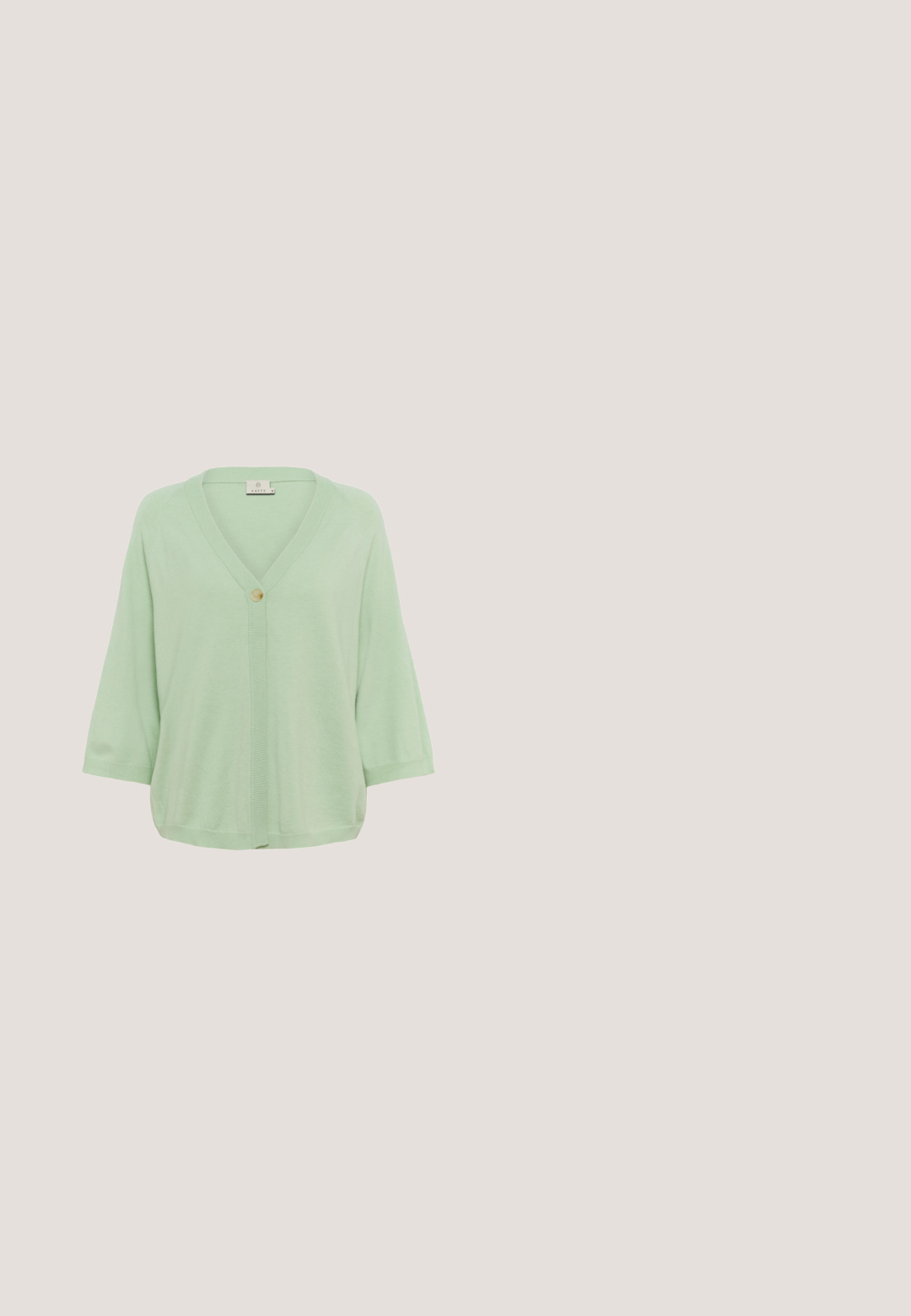 Cárdigan verde claro con cuello en V, mangas 3/4, cierre de un solo botón y una textura suave. Fabricado con una tela ligera.; Camiseta verde claro de cuello en V con mangas cortas. Tejido suave y ligero con un corte relajado y detalle de dobladillo plisado, sin patrones ni acentos.; Pantalones recortados en verde claro con una textura suave, que presentan un dobladillo enrollado y pliegues en la parte frontal, diseñados para la comodidad y el uso informal.; Zapatillas deportivas con una parte superior de malla que presenta paneles en beige, verde y amarillo. Suela redondeada de goma con ranuras texturizadas para mejorar la tracción. Cordones en verde a juego.; Bolso bandolera de cuero verde oliva claro con correa ajustable, solapa frontal y detalles sutiles de costura.; Pendientes de aro dorados con un diseño retorcido, que presentan una textura suave y brillante y una punta afilada; ligeros, con un vástago delgado para el cierre.