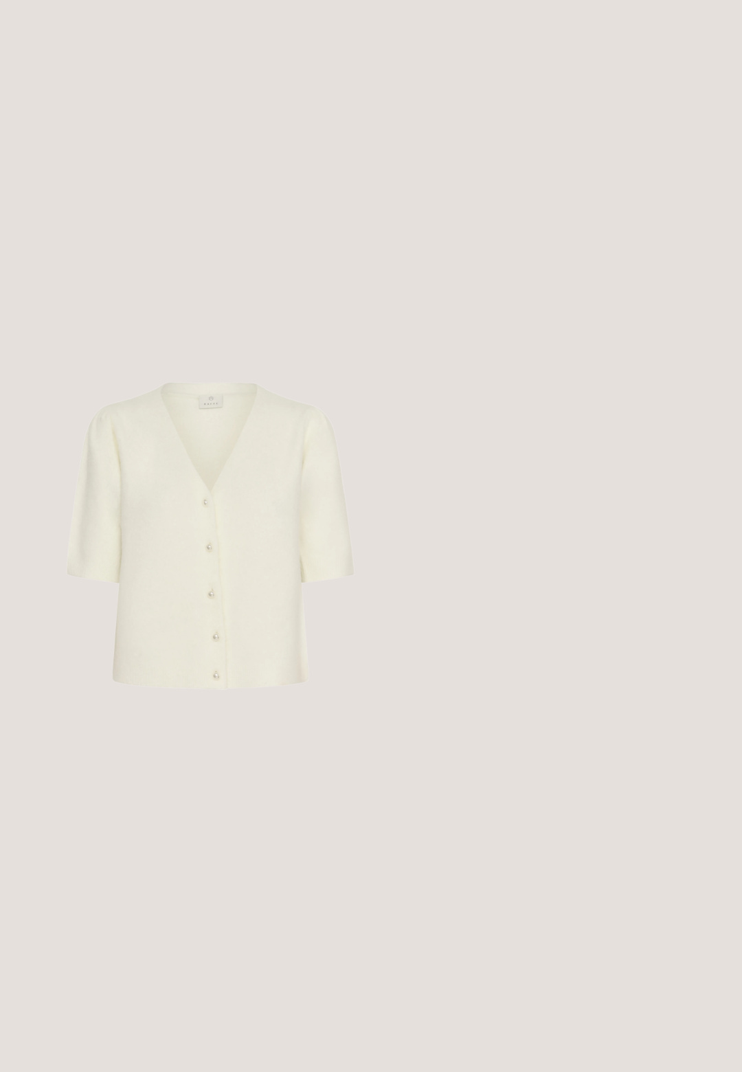 Kaffe KAMARINA - Vest - chalk cc; Zwart-witte gestreepte top met korte mouwen, voorzien van een ribbeltextuur en een ronde halslijn. Kenmerkend is een logo-label aan de zoom.; Linnen shorts met een elastische tailleband, gekenmerkt door verticale grijze strepen op een lichtbeige achtergrond, ontworpen voor een losse pasvorm.; Bruine gevlochten slefklap sandalen met een zachte zool en een tan voetbed, met een afgerond ontwerp en een getextureerde rubberen buitenzool voor grip.; Lichtbruine geplooide handtas met een gebogen handvat bovenaan en een verstelbare, afneembare schouderriem tegen een effen achtergrond.; Oorringen in goudkleur met een gladde, glanzende afwerking. Afgeronde, langwerpige vorm die moderne elegantie toevoegt. Afmetingen niet gespecificeerd.