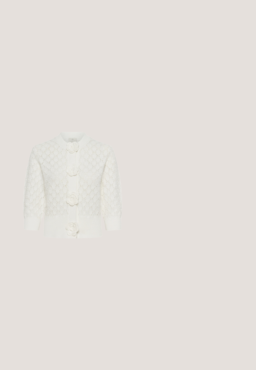 Chaqueta de punto blanca con patrón de diamantes, botones en forma de flor tridimensional, puños y dobladillo acanalados, con mangas de largo tres cuartos.; Blusa blanca corta con escote en V, mangas abullonadas, patrón floral bordado y dobladillo con forma de ondas, con cierre de botones en la parte delantera.; Falda midi con cintura fruncida, fondo blanco y un intricado estampado floral en tonos marrón y azul por toda la prenda.; Bailarinas de ante marrón con punta redonda, que presentan un nudo decorativo de cuerda en la parte delantera y una suela plana.; Pañuelo cuadrado beige con plantas tropicales bordadas en colores vivos y varios leopardos rodeando un diseño central de palmera.; Pendientes dorados en forma de corazón con patrones grabados y pequeños cristales, cada uno con una perla blanca en forma de lágrima colgante.