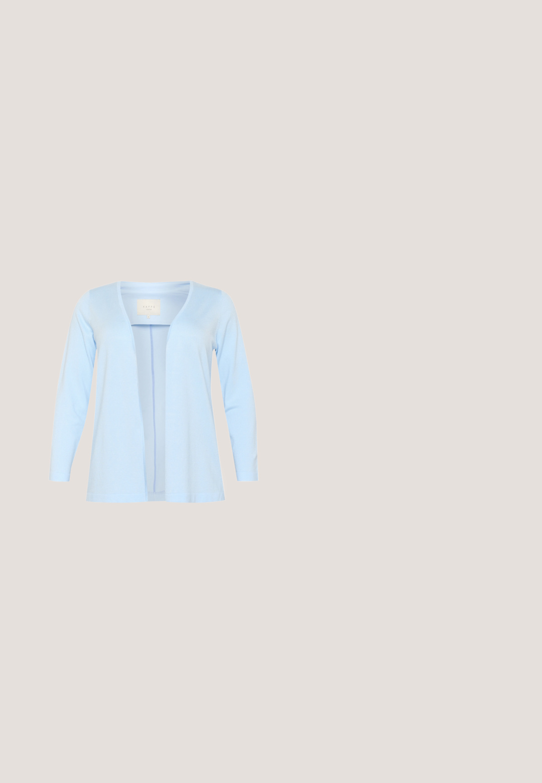 Cardigan à manches longues de couleur bleu clair, fabriqué à partir d'un matériau doux, avec un design à ouverture frontale et un ourlet droit sans fermetures ni motifs.; Haut en tricot à manches courtes avec des rayures horizontales bleu ciel et blanches et un col rond.; Jean skinny en denim bleu avec taille haute, cinq poches et fermeture éclair. Le tissu a une texture légèrement décolorée avec des coutures contrastantes.; Baskets en daim bleu clair avec des accents blancs et bleu foncé, semelle beige et lacets blancs sur fond blanc.; Sac banane en cuir bleu clair avec deux compartiments zippés et une sangle réglable avec boutons-pression.; Boucles d'oreilles créoles en argent avec un design torsadé. Texture lisse, forme arrondie et finition polie. Comprennent une fermeture à épingle pour un port sécurisé.