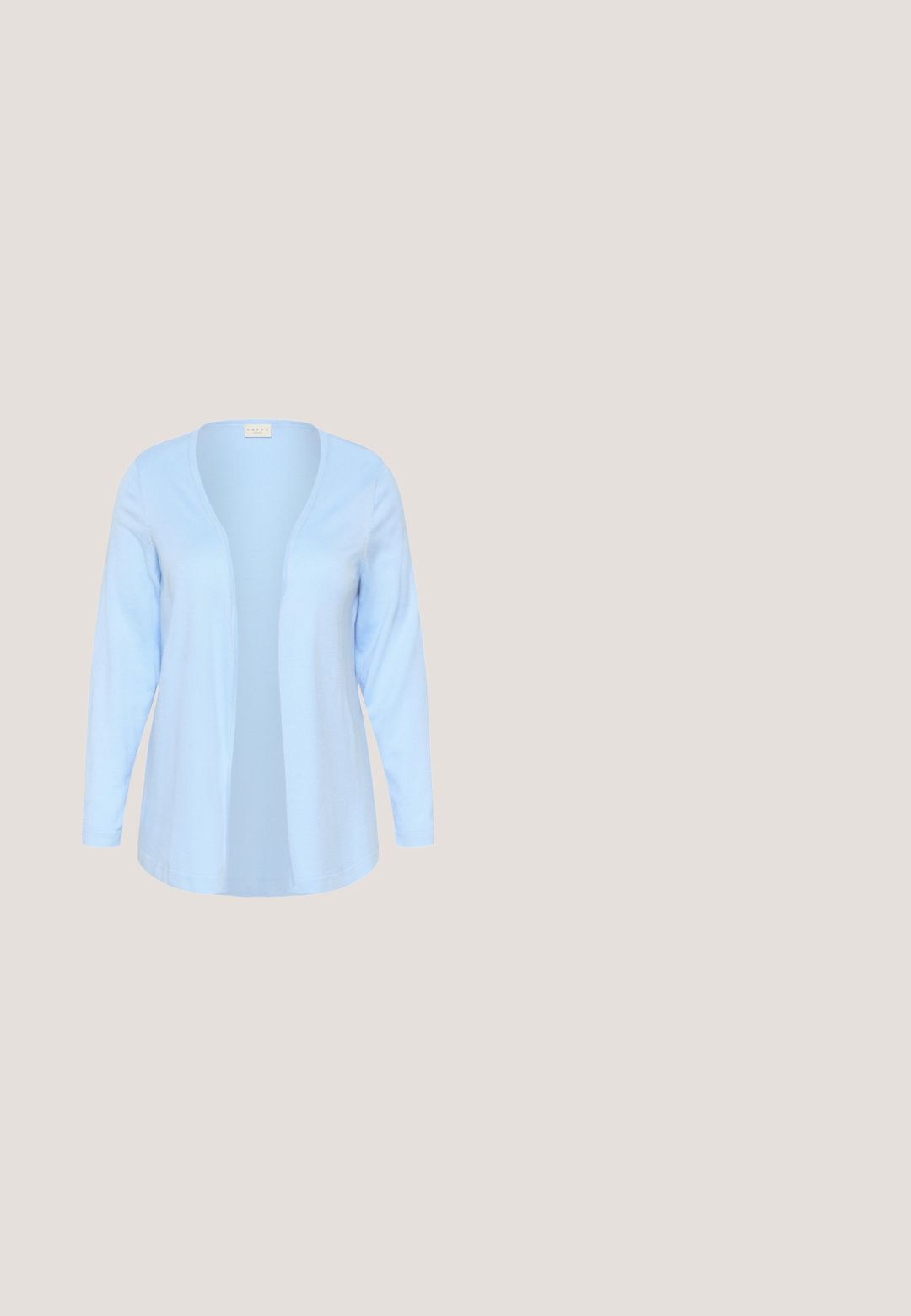 Lyseblå cardigan med åbent front, lange ærmer, tekstureret strikstof, rundet kant og fine syningsdetaljer. Velegnet til lag-på-lag.; Lyseblå ribstrikket ærmeløs tanktop med rund halsudskæring og KAFFE Curves label inden i kraven.; Lysblå capri bukser med et hvidt geometrisk mønster. Fremstillet af et blødt, strækbart materiale med en elastisk talje.; Hvid sneakers med pastelfarver i gul, pink og blå. Glat læder og ruskindsmaterialer. Tykk hvid gummisål med tekstureret greb.; Blå genanvendelig indkøbsnet med hvidt gittermønster, stående oprejst på en ensfarvet lys baggrund.; Perlearmbånd med lyseblå krystaller, hvide perler og guld accenter; inkluderer en hummerlås og justerbar kæde.