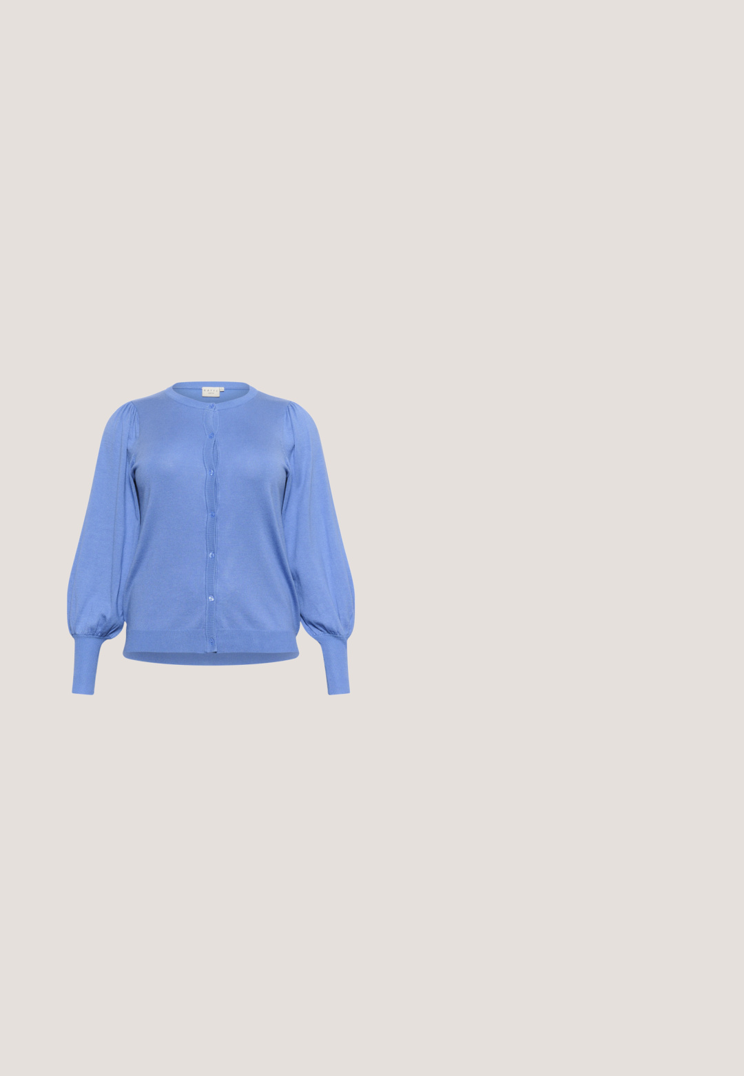 Světle modrý cardigan s kulatým výstřihem, dlouhými vypouklými rukávy a zapínáním na knoflíky. Pletená textura s vroubkovaným lemem a manžetami.; Biely tričko s krátkym rukávom vyrobené z mäkkej bavlny, so skrúteným detailom na prednej strane pre komplexnejšiu textúru a vo voľnom strihu.; Svetlomodré úzke džínsy s klasickým dizajnom piatich vreciek, zapínaním na gombík a zips a bledou textúrou na látke.; Biela nízka teniska Nike Air Force 1 so šnurovaním, perforovanou špičkou a charakteristickým logom Swoosh na boku.; Tmavohnedá kožená kabelka na rameno s nastaviteľným popruhom, zaobleným spodkom a malým vyrazeným názvom značky na prednej strane.; Strieborný prsteň so skrúteným dizajnom, hladkým, lešteným povrchom a zaoblenými hranami, ktorý má tvar nepretržitej slučky.